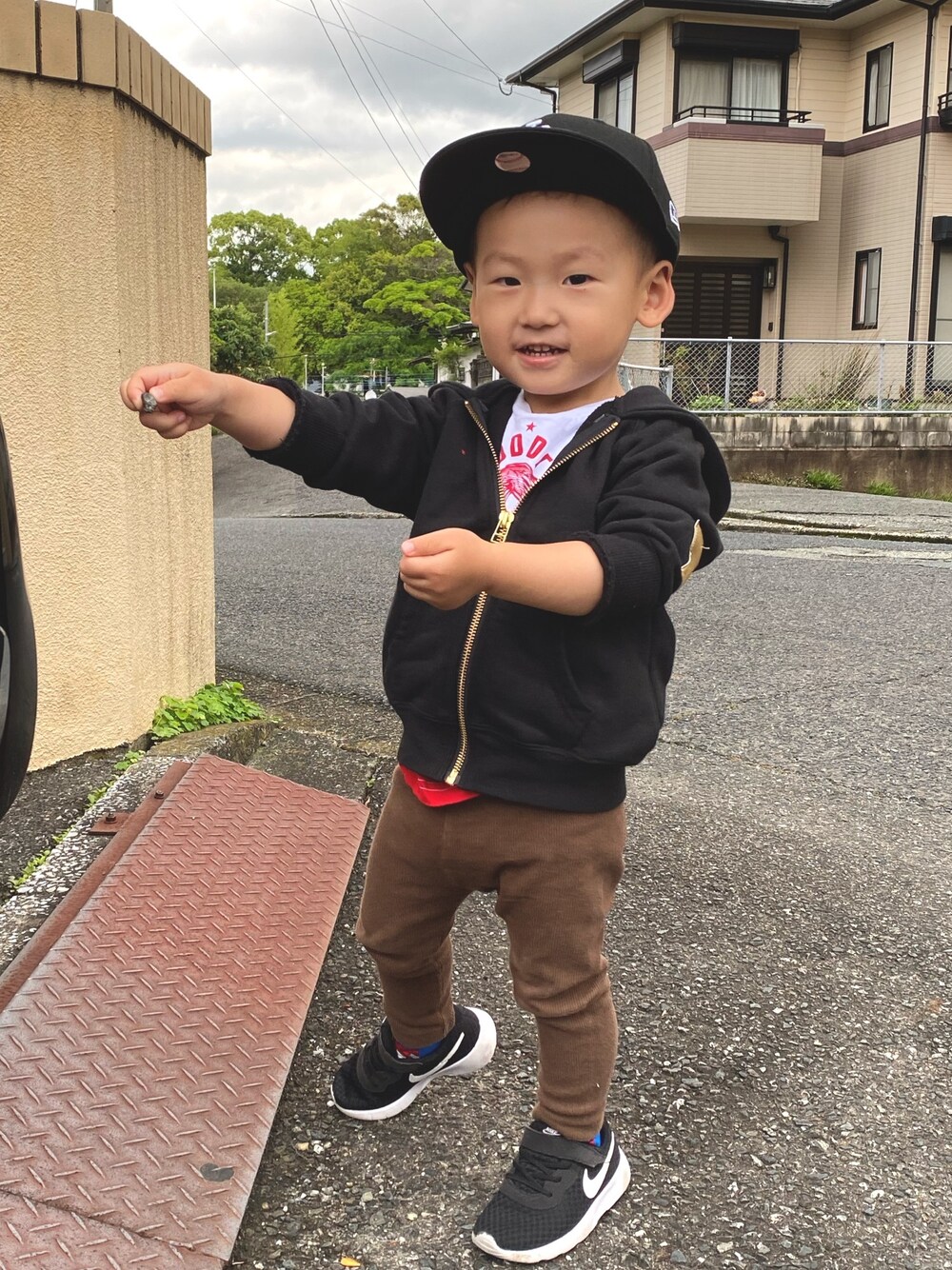 「おとこのこ、2歳1ヶ月、保育園コーデ、かっこいいポーズ」｜「DIESELのベビー ボーイズ Tシャツ（Tシャツ/カットソー、レッド系）」を使った、pooh❁¨̮sukeさん（キッズ・90cm）の春コーディネートの1枚目の写真