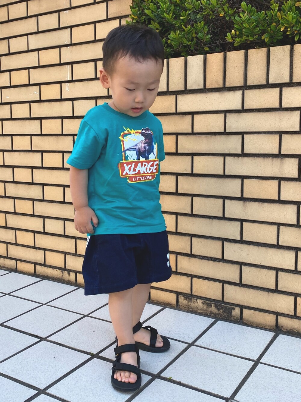 「おとこのこ、2歳2ヶ月、ママと息子、休日コーデ、恐竜な気分の日」｜「XLARGE KIDSのティラノサウルスグラフィック半袖Tシャツ（Tシャツ/カットソー、グリーン系）」を使った、pooh❁¨̮sukeさん（キッズ・90cm）の春コーディネートの1枚目の写真