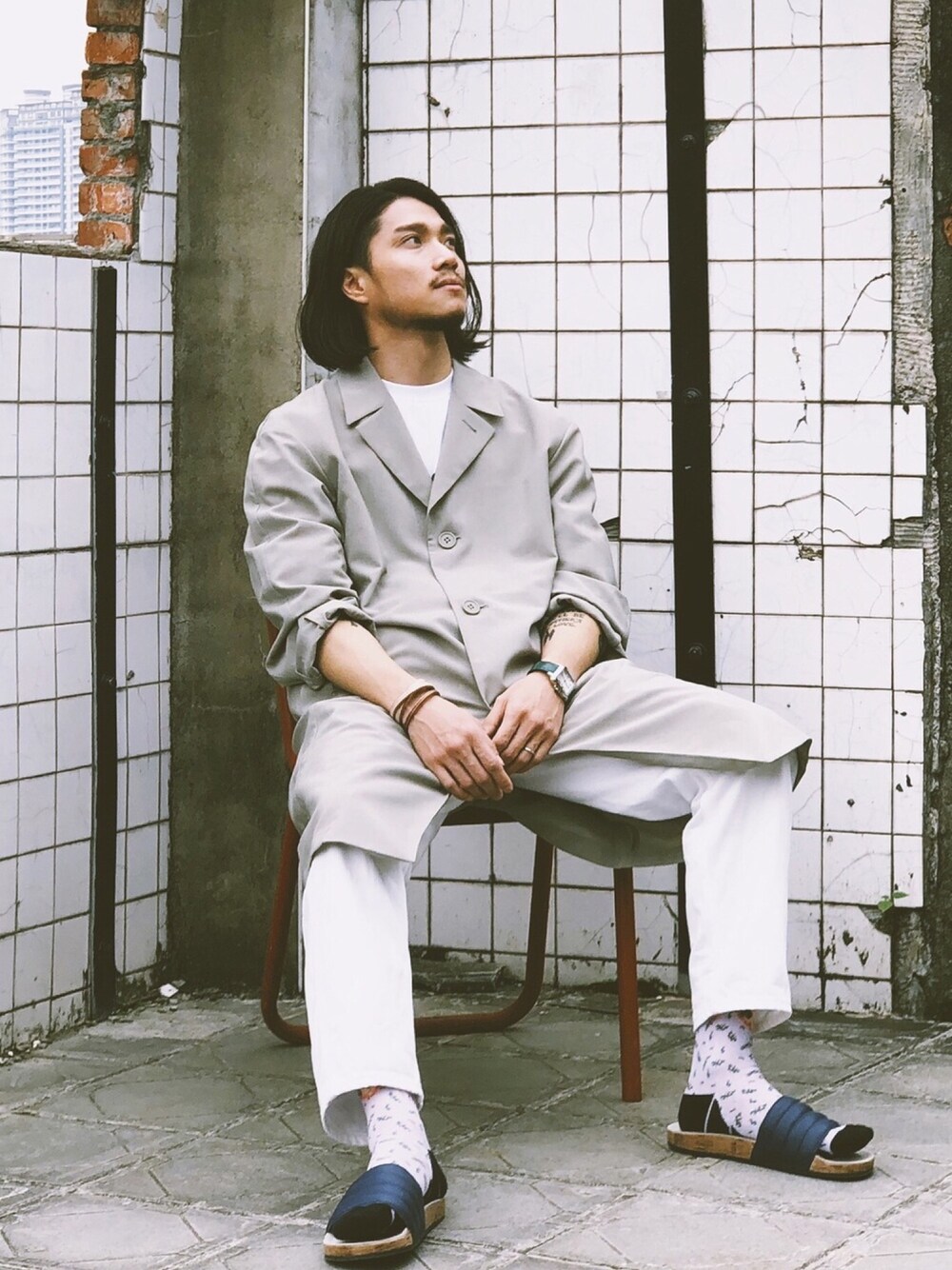 「おしゃれさんと繋がりたい、大人カジュアル、ootd、春、ユニクロ、Chainloop、圈入、台灣、阿準、圈入準」｜「UNIQLOのアイテム（トレンチコート、グレー系）」を使った、林育準🇹🇼さん（メンズ・180cm）の春コーディネートの1枚目の写真