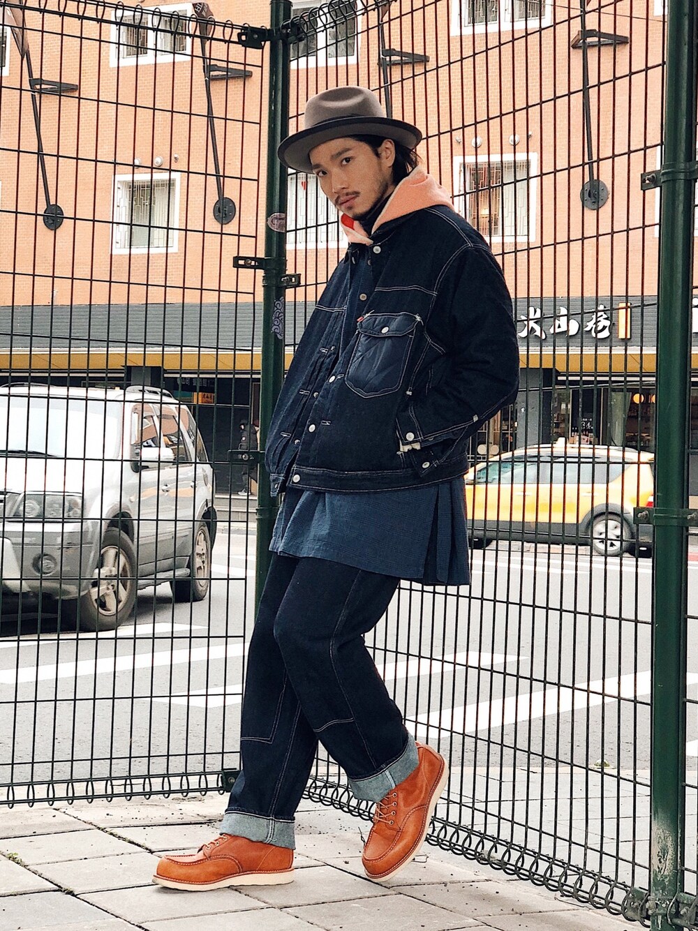 「冬コーデ、LEVI’S RED、Levi’s、denim、Chainloop、圈入、圈入準」｜「RED WINGのREDWING (レッドウィング) CLASSIC WORK MOC TOE（クラシックワーク モック トゥー） 8875（ブーツ、ブラウン系）」を使った、林育準🇹🇼さん（メンズ・180cm）の冬コーディネートの1枚目の写真