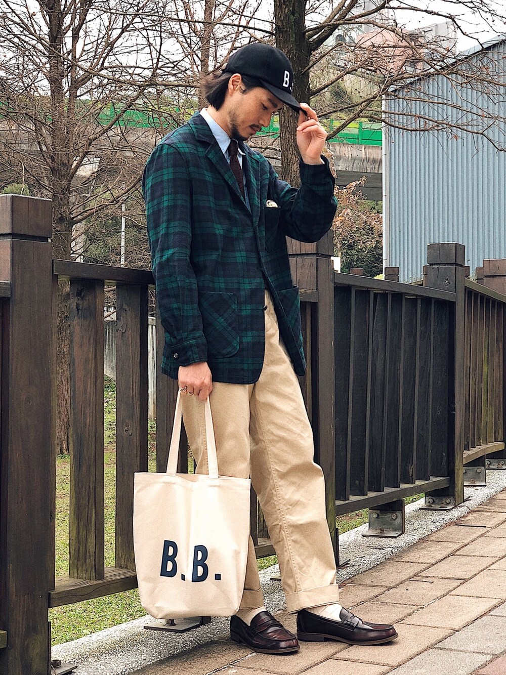 「ＩＶＹ、アイビー、BROOKS BROTHERS、HARUTA、Chainloop、圈入、圈入準」｜「BROOKS BROTHERSのアイテム（トートバッグ、ホワイト系）」を使った、林育準🇹🇼さん（メンズ・180cm）の冬コーディネートの1枚目の写真