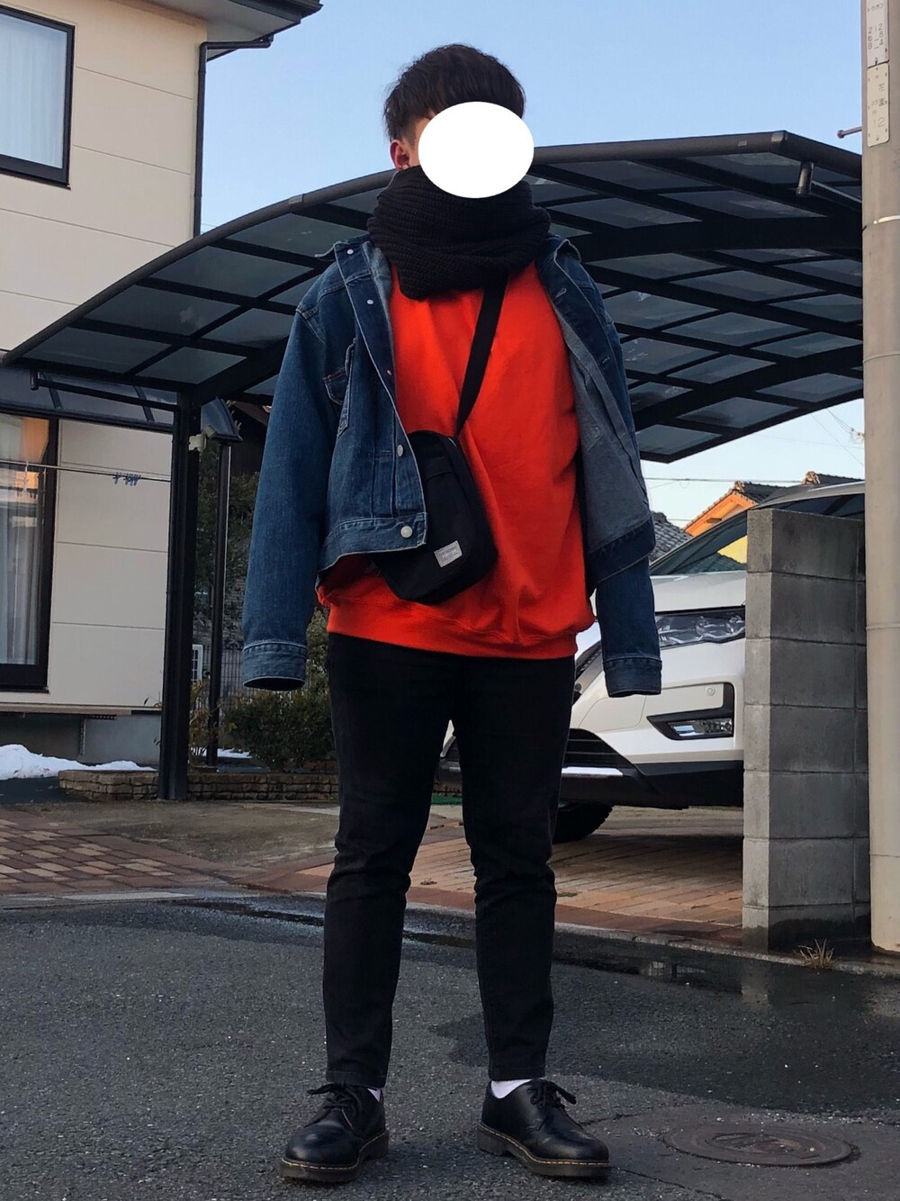 「デニムジャケット、オレンジ、ポーター、GU、スウェット、おしゃれさんと繋がりたい、UNIQLO、Gildan」｜「STUDIOUSのユーティリティローゲージニットスヌード（ストール/ショール、ブラック系）」を使った、中野 勇太さん（メンズ・165cm）の冬コーディネートの1枚目の写真