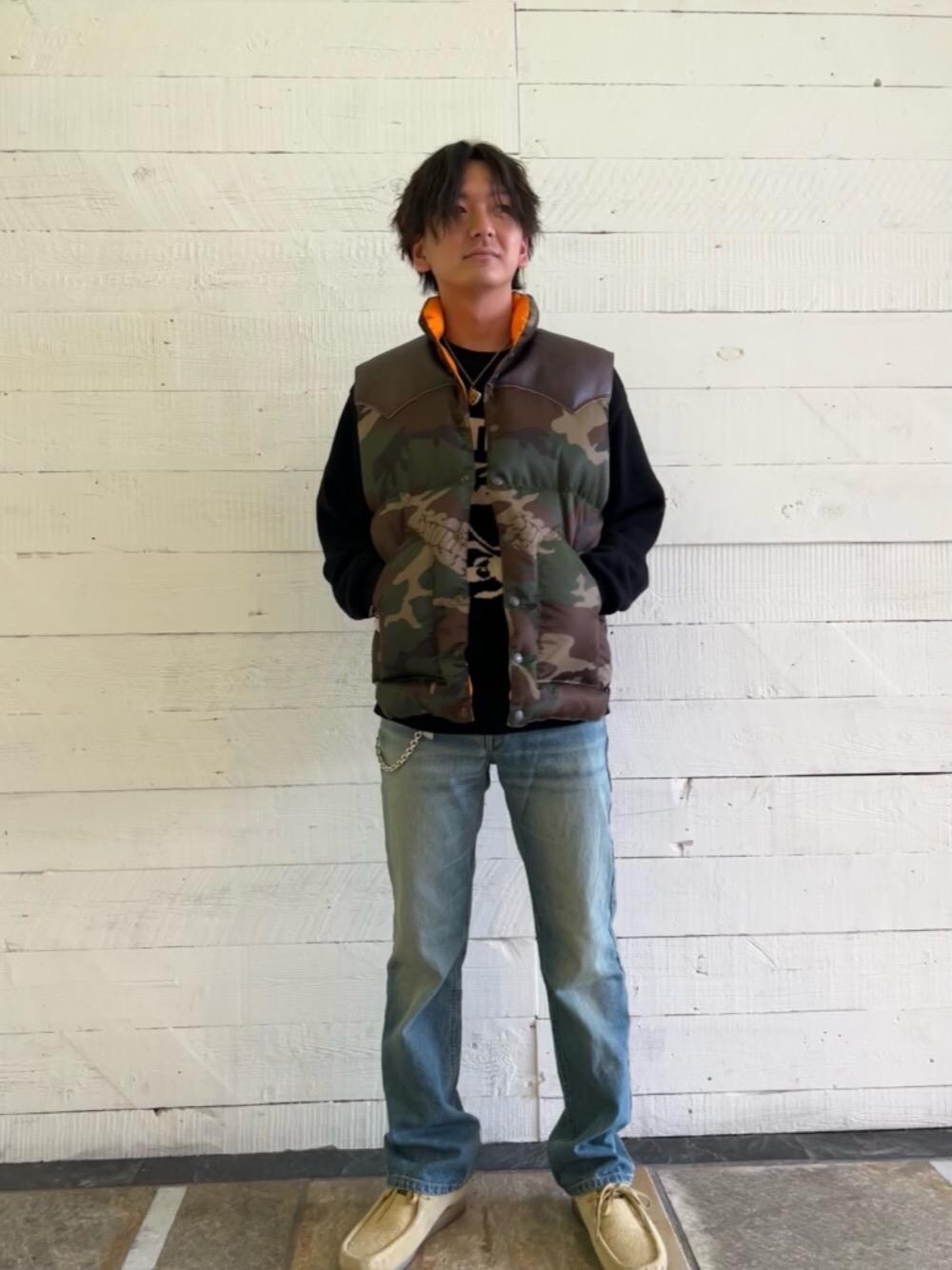 「スニーカー、カジュアルコーデ、ニットコーデ、ミリタリーコーデ、でにむ、hysteric glamour、ワイドぱんつ、ぶーつ」｜「HYSTERIC GLAMOURのストレートデニムパンツ（デニムパンツ、ブルー系）」を使った、しおさん（メンズ・171cm）の秋コーディネートの1枚目の写真