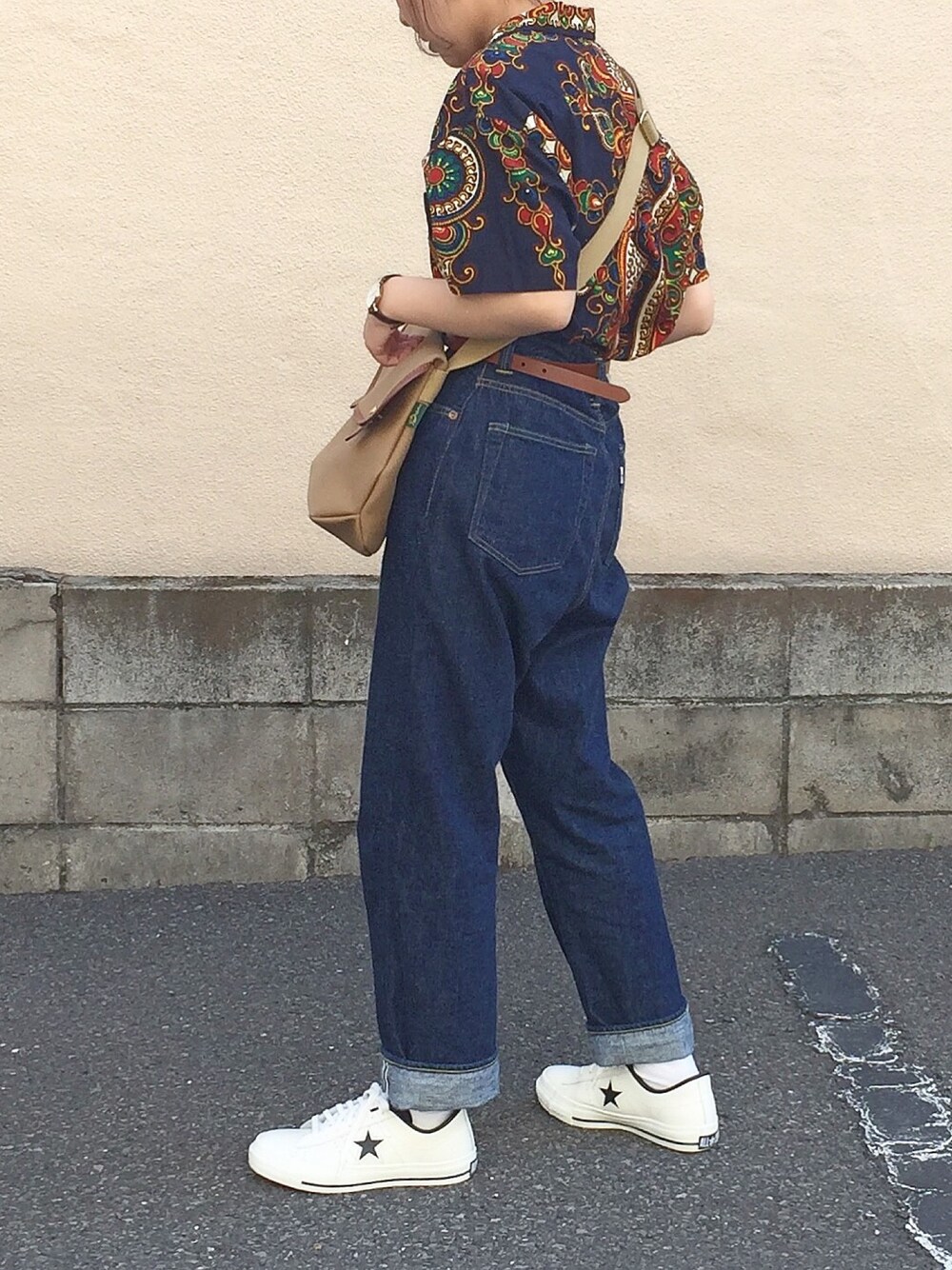 「夏コーデ、シンプル、スニーカー、大人カジュアル、カジュアル、休日スタイル」｜「BEAMS BOYのorslow / Monroe Pants Special（デニムパンツ、ブルー系）」を使った、 李奈さん（レディース・158cm）の夏コーディネートの1枚目の写真