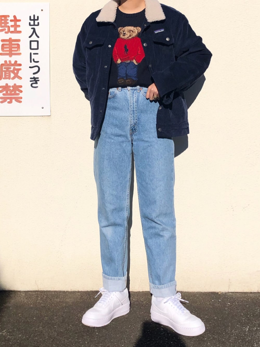 「秋冬コーデ、おしゃれさんと繋がりたい、90'sスタイル、きれいめカジュアル、モノトーン、メンズライク、古着、ラクチンコーデ、デニム、ゆるコーデ」｜「Levi'sのアイテム（デニムパンツ、ブルー系）」を使った、 李奈さん（レディース・158cm）の秋コーディネートの1枚目の写真
