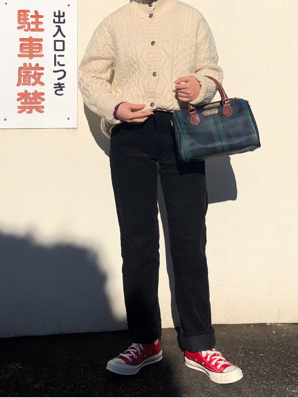 「オトナカジュアル、ラクチンコーデ、ニット、オーバーサイズ、レイヤードスタイル、古着、ハンドニット、プチプラ、シンプル、冬」｜「Levi'sのアイテム（チノパンツ、ブラック系）」を使った、 李奈さん（レディース・158cm）の冬コーディネートの1枚目の写真