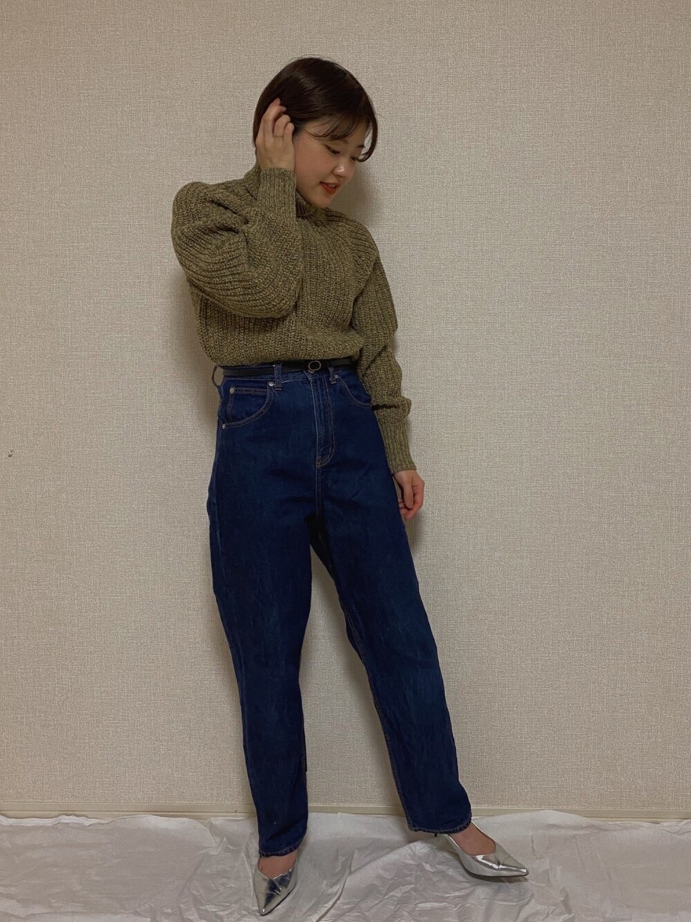 ブルー系のデニムパンツ、シルバー系のパンプス、ゴールド系のリングを着用したレディースの秋コーディネートの1枚目の写真