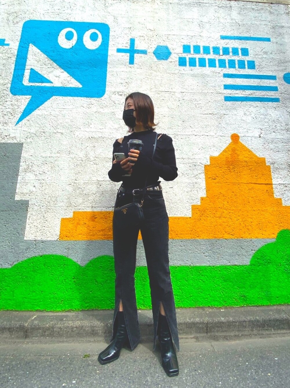 ブラック系のTシャツ/カットソー、ブラック系のデニムパンツ、ブラック系のブーツを着用したレディースの春コーディネートの1枚目の写真