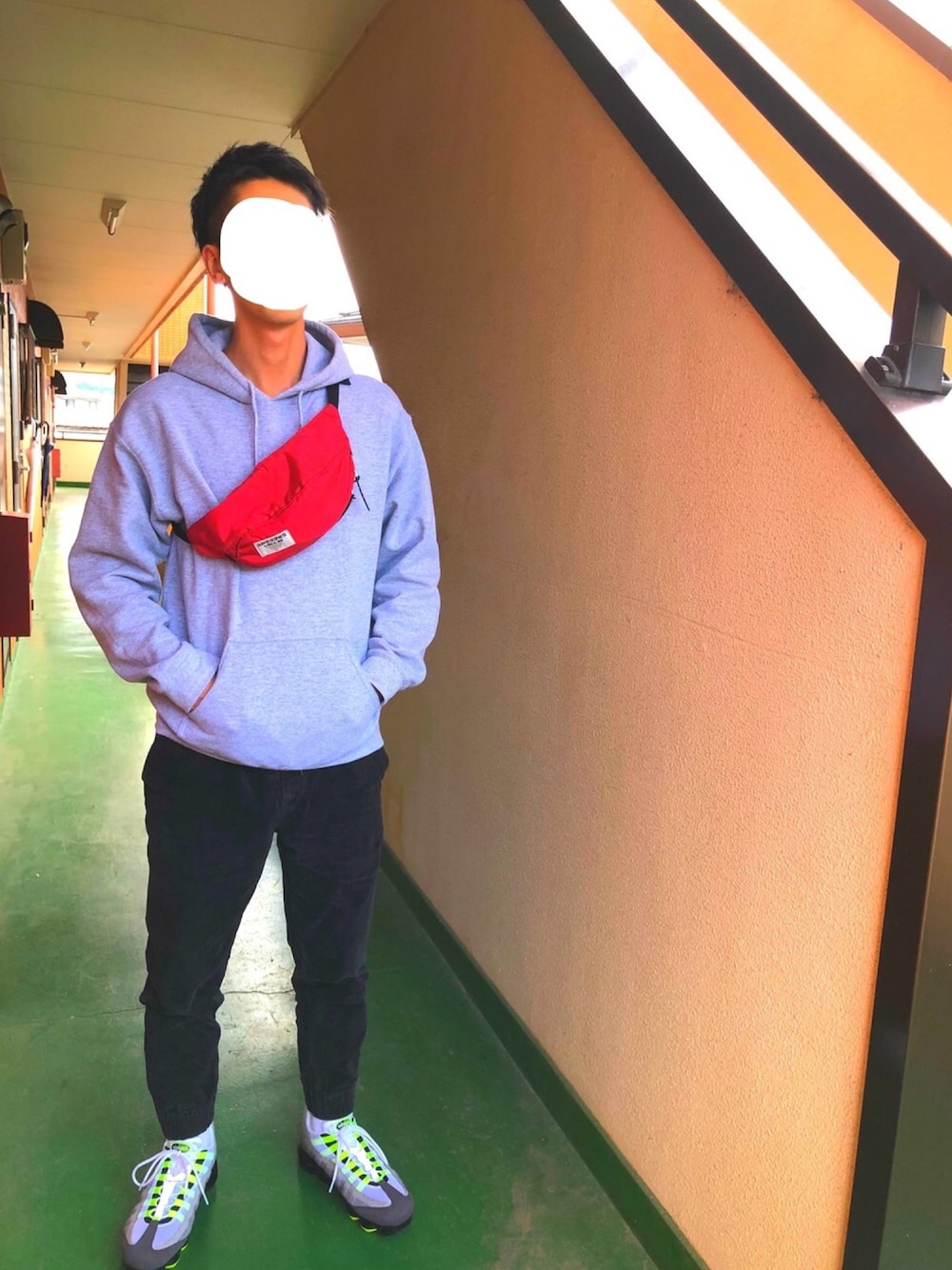 レッド系のボディバッグ/ウエストポーチ、その他のスニーカー、ブラック系のその他パンツを着用したメンズの秋コーディネートの1枚目の写真