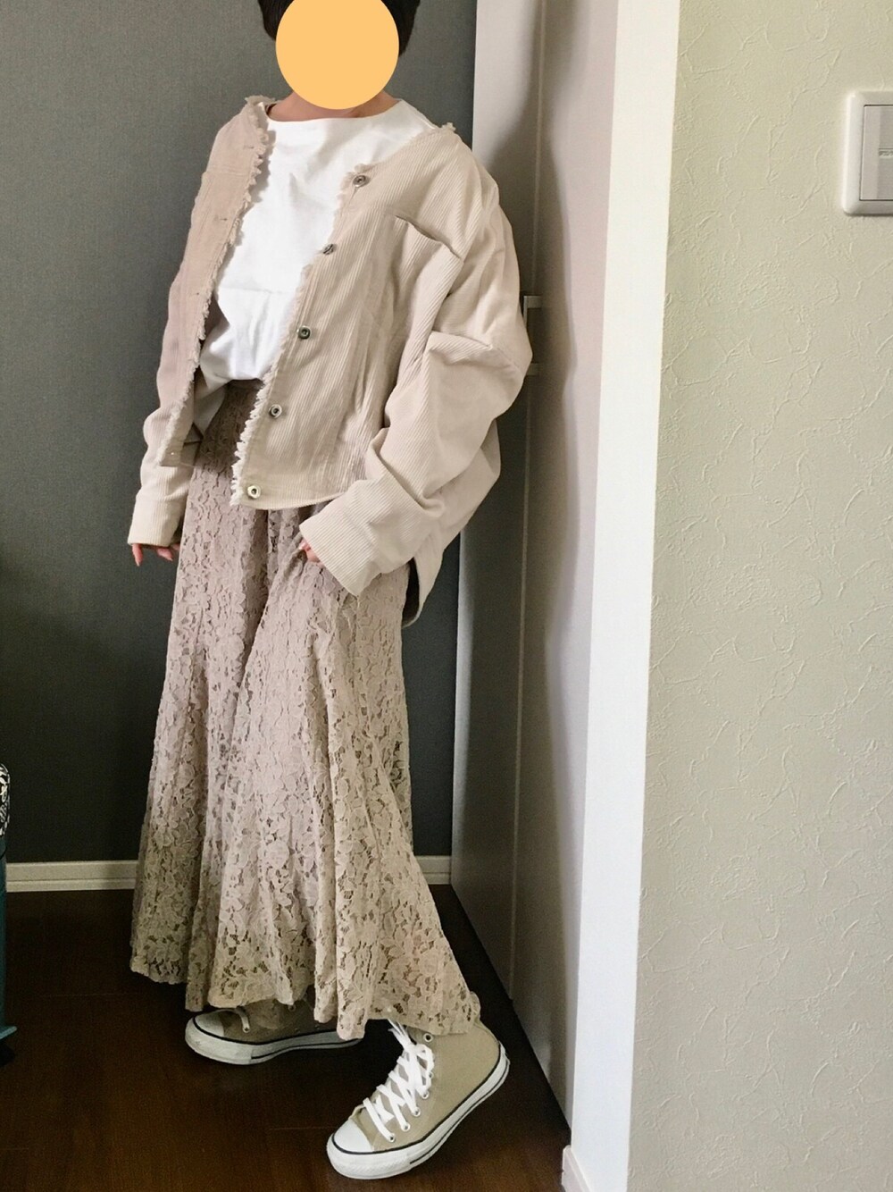 ベージュ系のスニーカー、ホワイト系のTシャツ/カットソー、ブラウン系のスカートを着用したレディースの春コーディネートの1枚目の写真