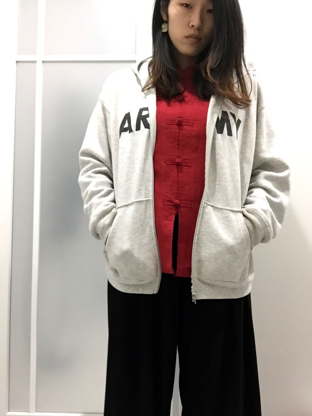 「パーカー、軍物、ミリタリー、チャイナシャツ、ワイドパンツ、ethnic、チャイナ服、army、ゆるコーデ、軍物×エスニック」｜「VINTAGEのchina（その他アウター、レッド系）」を使った、sailさん（レディース・164cm）の冬コーディネートの1枚目の写真