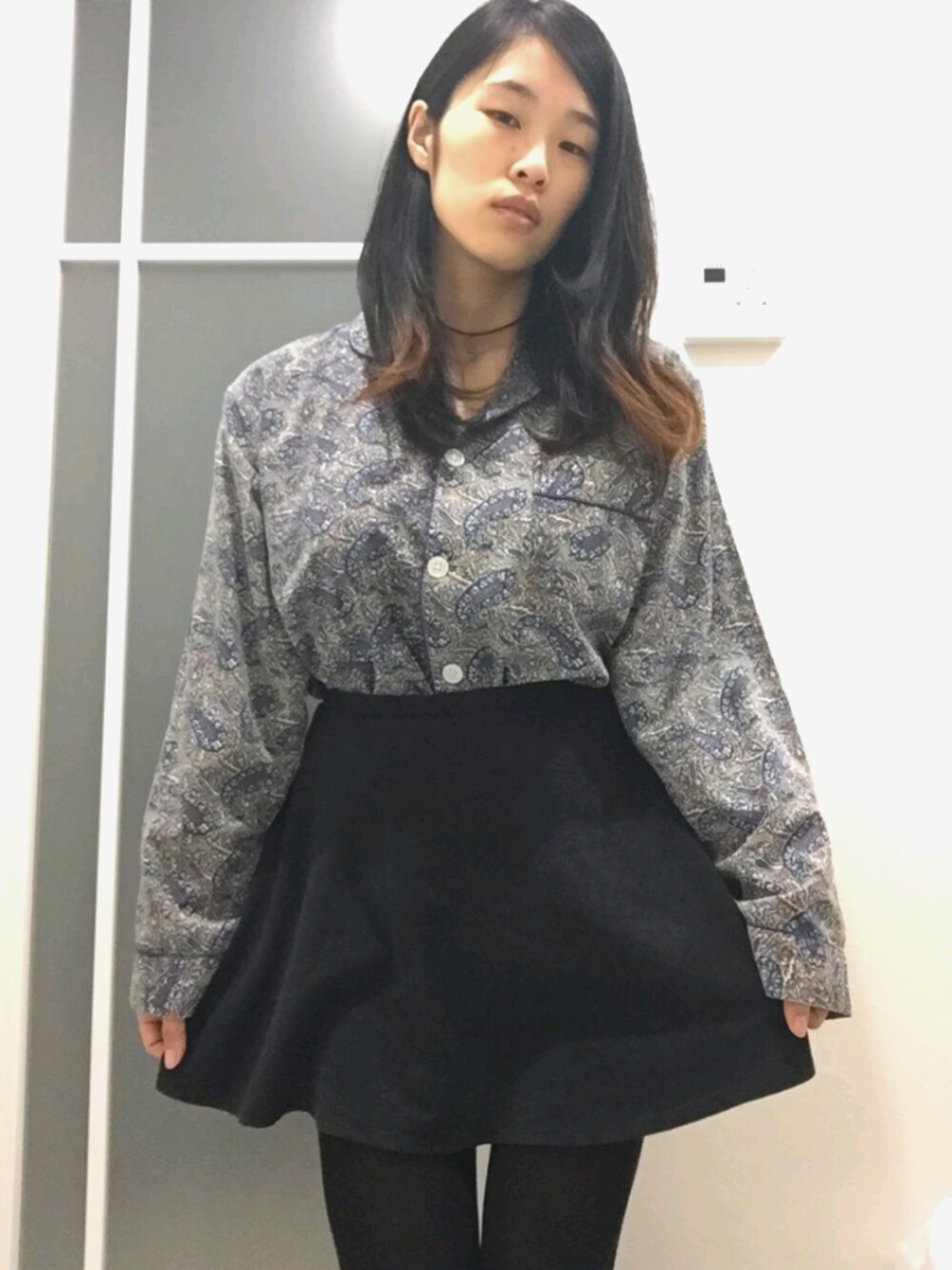 「オフィスカジュアル、ペイズリー柄、シャツイン、チョーカー、パジャマシャツ、フレアスカート、軍物、柄シャツ、春コーデ、ミニスカート」｜「FOREVER 21のflare skirt black（スカート、ブラック系）」を使った、sailさん（レディース・164cm）の春コーディネートの1枚目の写真