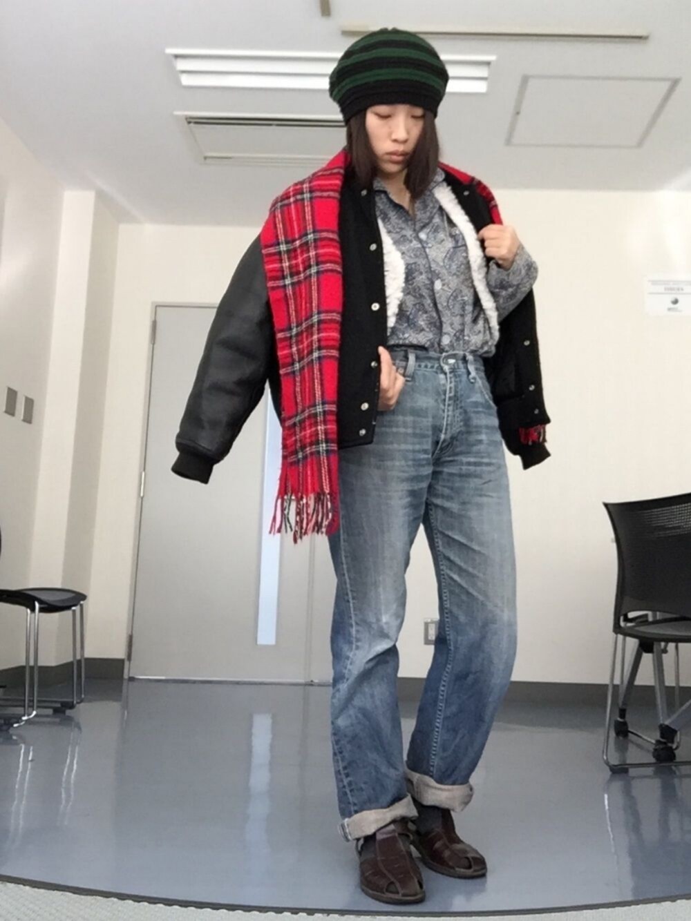 「vintage、パジャマシャツ、ペイズリー、ベスト、ファー小物、軍物、フェイクファー、ニット帽、military、古着」｜「MILITARY SURPLUSのチェコ軍ラバーサンダル（サンダル、ブラウン系）」を使った、sailさん（レディース・163cm）の秋コーディネートの1枚目の写真