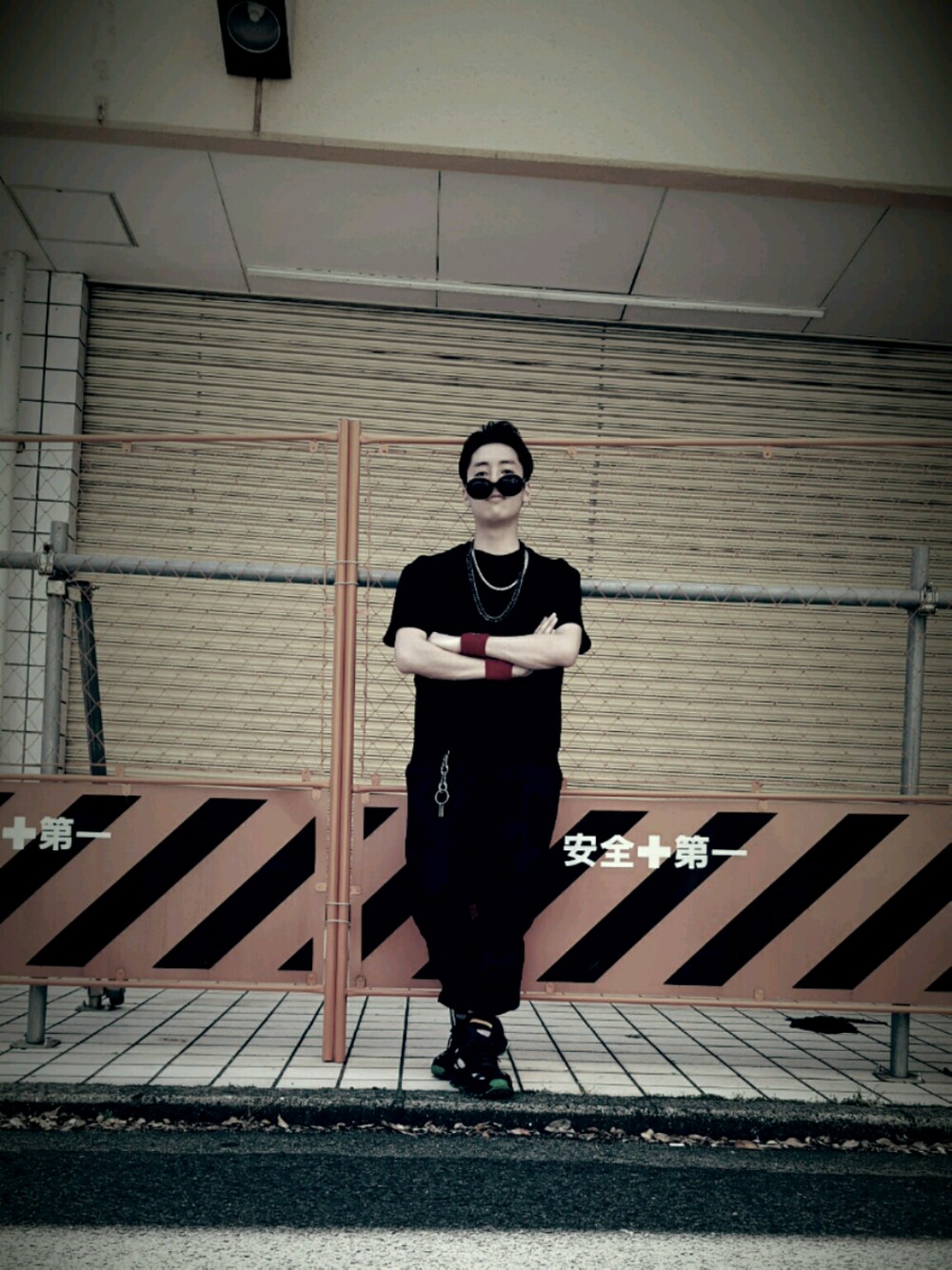 「春コーデ、ootd、黒、夏、ストリート、street、streetstyle、オールブラック」｜「SAINT LAURENT PARISのアイテム（サングラス、ブラック系）」を使った、Honpさん（メンズ・175cm）の春コーディネートの1枚目の写真