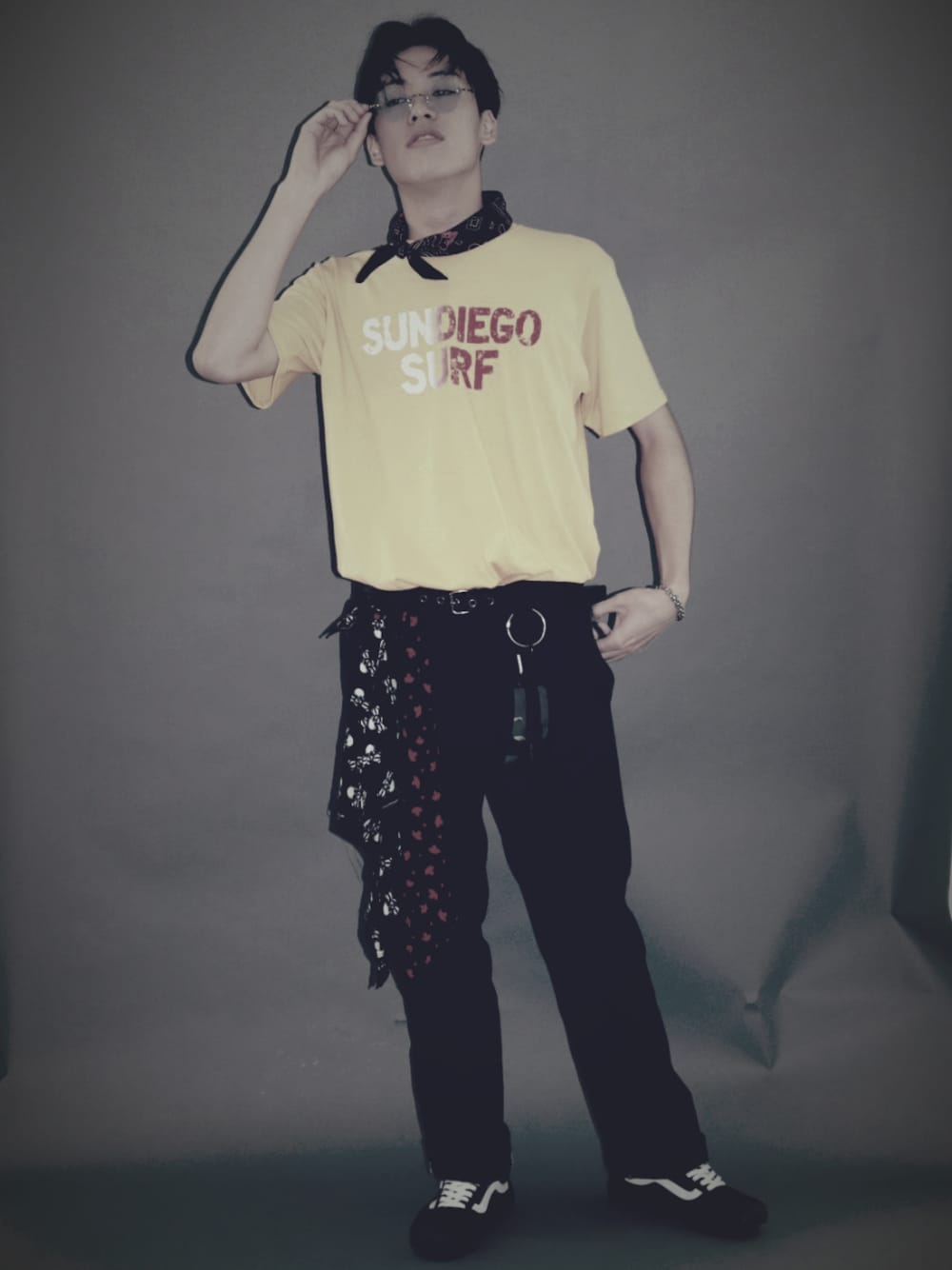 「夏、サングラス、streetstyle、ストリート、VANS、バンダナ、ootd、summer、黒」｜「RCWBのアイテム（Tシャツ/カットソー、イエロー系）」を使った、Honpさん（メンズ・175cm）の夏コーディネートの1枚目の写真
