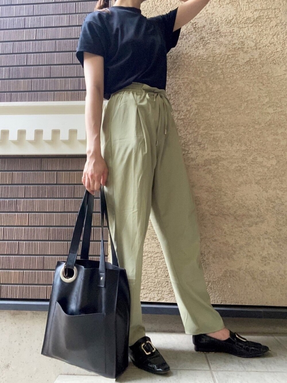 「GU、titivate、パンツスタイル、シンプル、オトナ女子、プチプラコーデ」｜「titivateのﾘﾗｯｸｽﾃｰﾊﾟｰﾄﾞﾊﾟﾝﾂ（その他パンツ、グリーン系）」を使った、yuiさん（レディース・160cm）の秋コーディネートの1枚目の写真