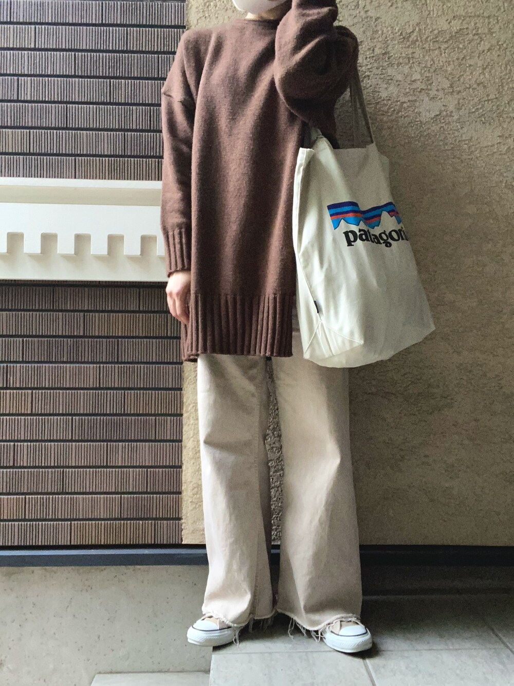 「秋冬コーデ、パンツスタイル、リラックススタイル、LOWRYS FARM、ZARA、patagonia、converse、ブラウンコーデ」｜「LOWRYS FARMのボートネックチュニックプルオーバー　860710（ニット/セーター、ブラウン系）」を使った、yuiさん（レディース・160cm）の秋コーディネートの1枚目の写真