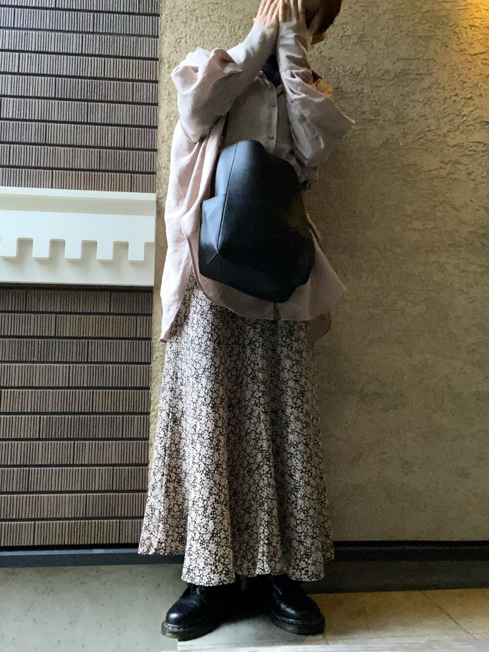 「ZARAコーデ、ZARA、Dr.Martens、8ホール、花柄スカート、秋冬コーデ、大人コーデ、くすみカラー」｜「LAGUNAMOONのアイテム（バッグ、ブラック系）」を使った、yuiさん（レディース・160cm）の秋コーディネートの1枚目の写真