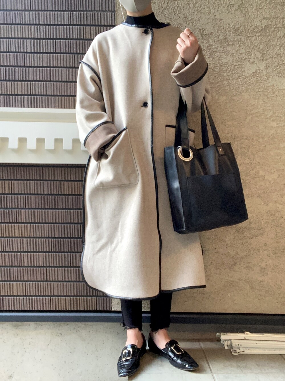 「シンプル、オトナ女子、秋冬コーデ、Kastane、パイピングコート、ロングコート、黒スキニー、プチプラコーデ」｜「Kastaneのサテンライナー付きパイピングガウンコート / キルティングジャケット/ノーカラーコート（ノーカラーコート、ベージュ系）」を使った、yuiさん（レディース・160cm）の秋コーディネートの1枚目の写真