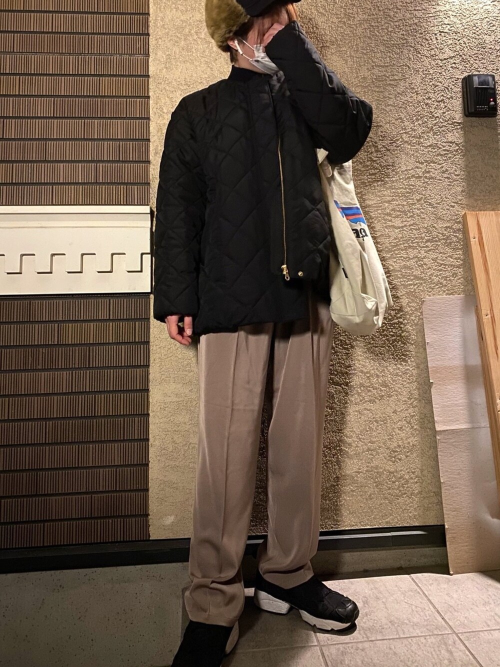 「冬コーデ、オトナカジュアル、オーバーサイズ、プチプラ、ショートヘア、GU、キルティングジャケット、フライトキャップ」｜「GUのアイテム（ジャケット/アウター、ブラック系）」を使った、yuiさん（レディース・160cm）の冬コーディネートの1枚目の写真