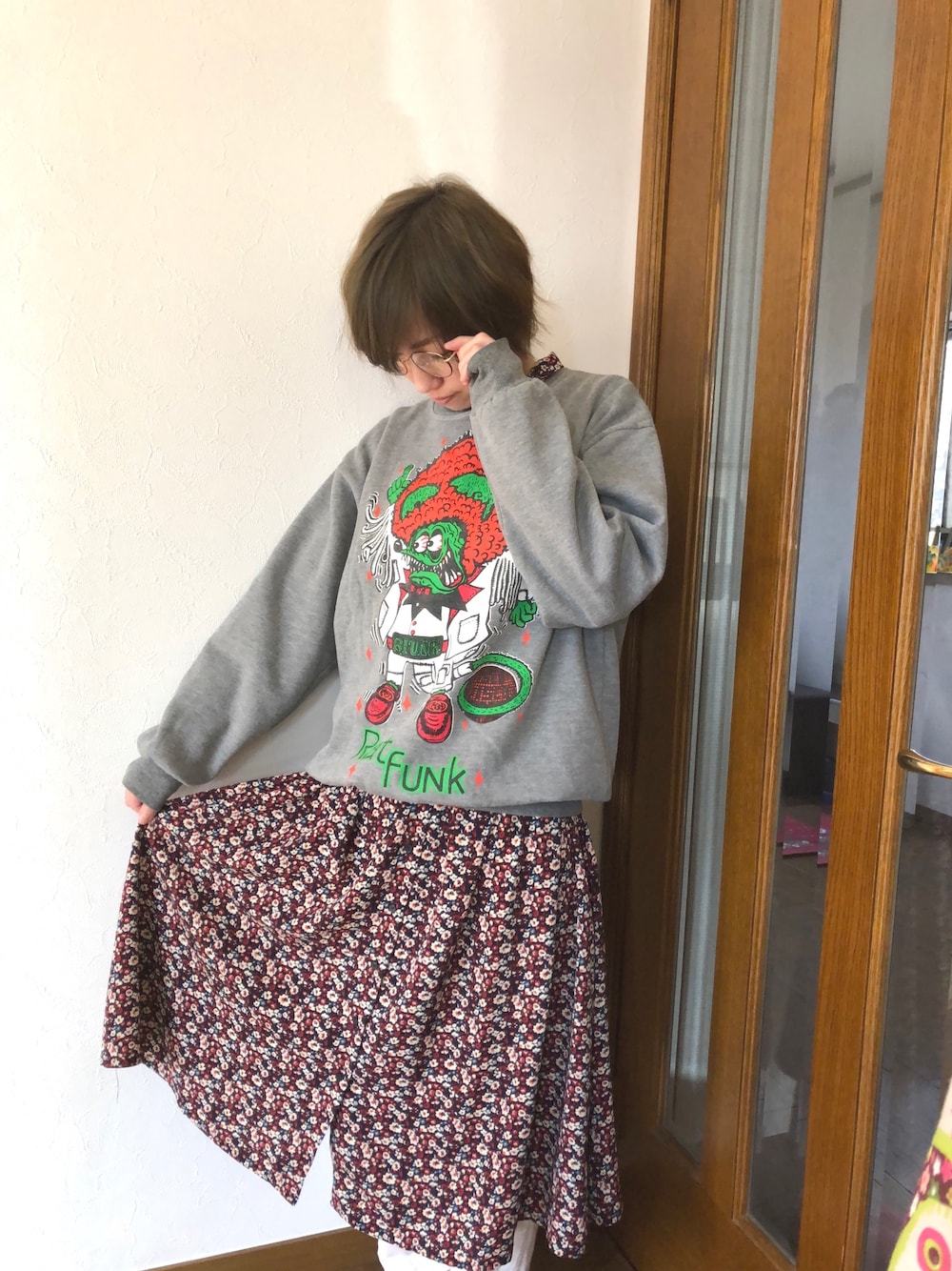 「春コーデ、古着MIX、カジュアルコーデ、金髪ショート、小花柄ワンピース」｜「古着のアイテム（スウェット、グレー系）」を使った、okayuさん（レディース・153cm）の春コーディネートの1枚目の写真