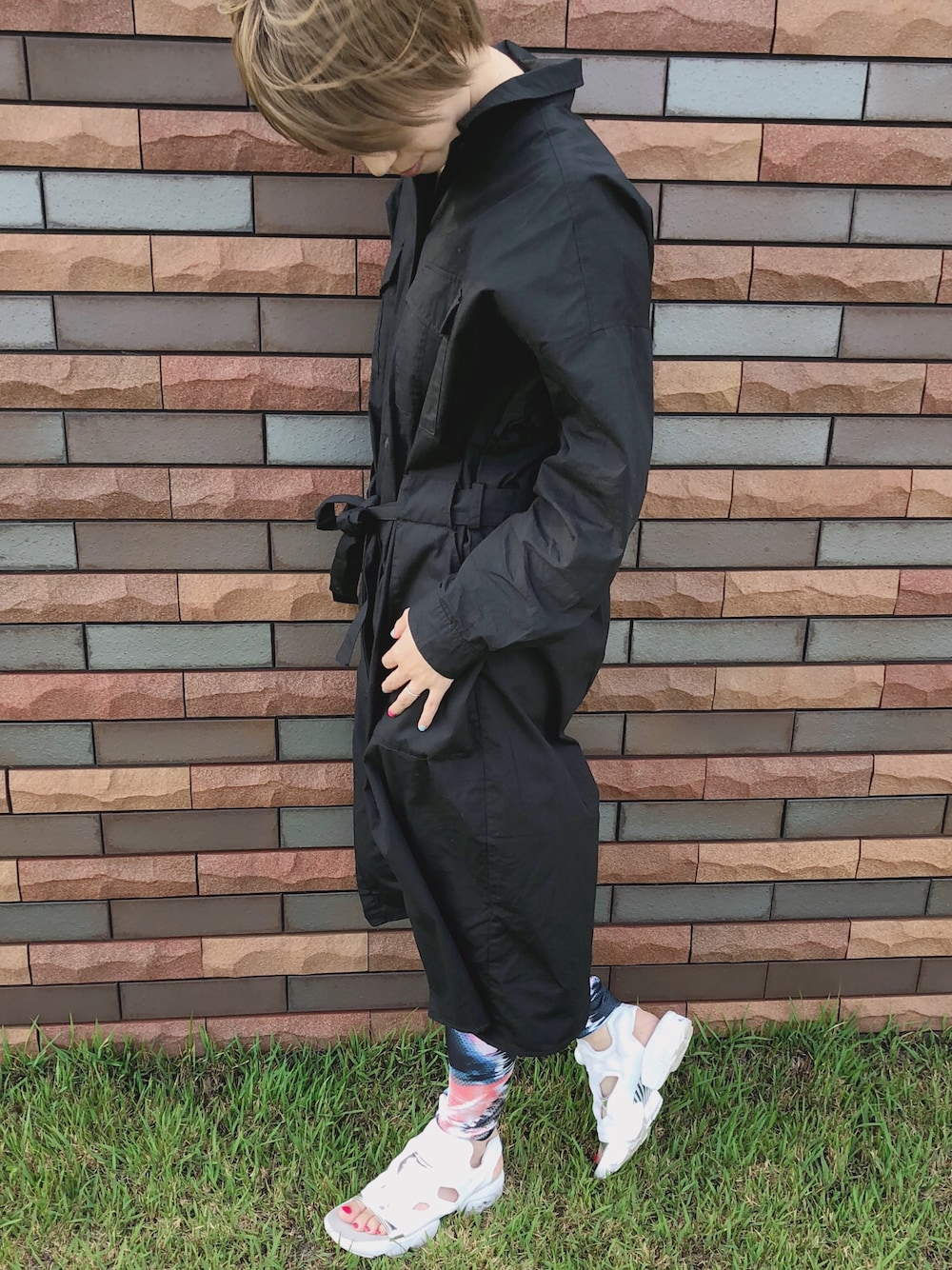 「シャツワンピ、カジュアルコーデ、reebok、インスタポンプフューリー、遊園地、金髪ショート」｜「earth music&ecologyの・ミリタリーワンピース（シャツワンピース、ブラック系）」を使った、okayuさん（レディース・153cm）の春コーディネートの1枚目の写真