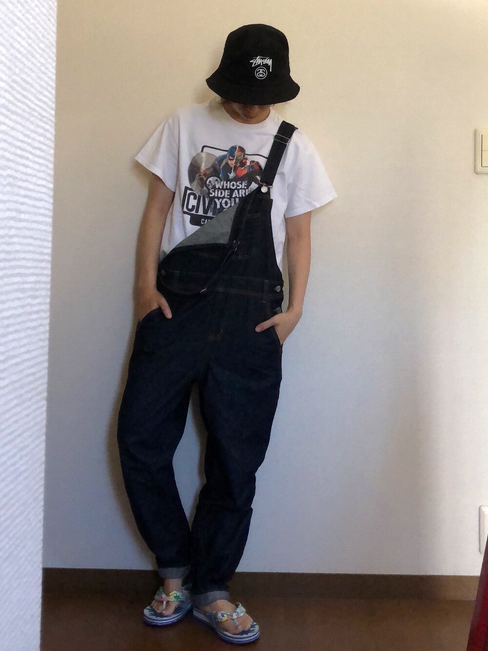 「夏セールで買いました、夏コーデ、ビーサン、エクストララージ、ストリート、チビコーデ、デニムサロペット」｜「STUSSYのStock Lock Bucket Hat（ハット、ブラック系）」を使った、okayuさん（レディース・153cm）の夏コーディネートの1枚目の写真