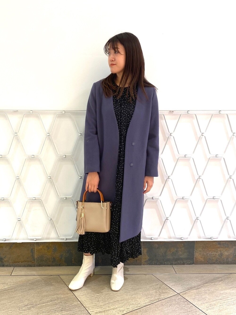 「私の推しブランド、シンプル、オトナカジュアル、きれいめカジュアル、ワンピース、ドット、ootd、ショートブーツ、ブーツ、カラーコート」｜「URBAN RESEARCHのベーシックVネックコート（その他アウター、ブルー系）」を使った、chisatoさん（レディース・158cm）の冬コーディネートの1枚目の写真