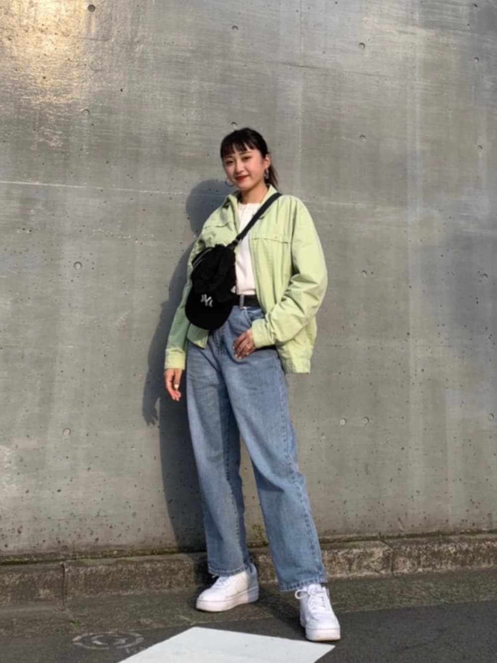 「春、スニーカー、春カラー、GRL、エアフォースワン、NIKE、ニューエラ、デニム、ストレートデニム、春ジャケット」｜「LACOSTEのアイテム（ジャケット/アウター、グリーン系）」を使った、motokaさん（レディース・163cm）の春コーディネートの1枚目の写真