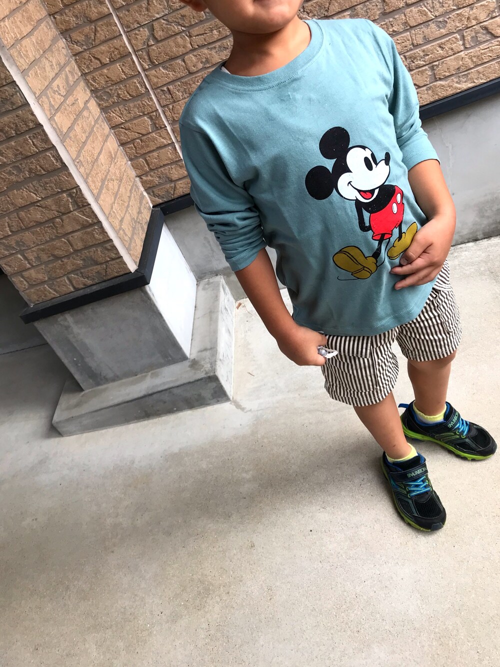 「秋のコーデ、スニーカー、キッズコーデ、瞬足、groovy colors、disney、6歳」｜「Disneyのミッキープリント長袖Tシャツ カットソー（Tシャツ/カットソー、グリーン系）」を使った、n.さん（レディース・120cm）の秋コーディネートの1枚目の写真