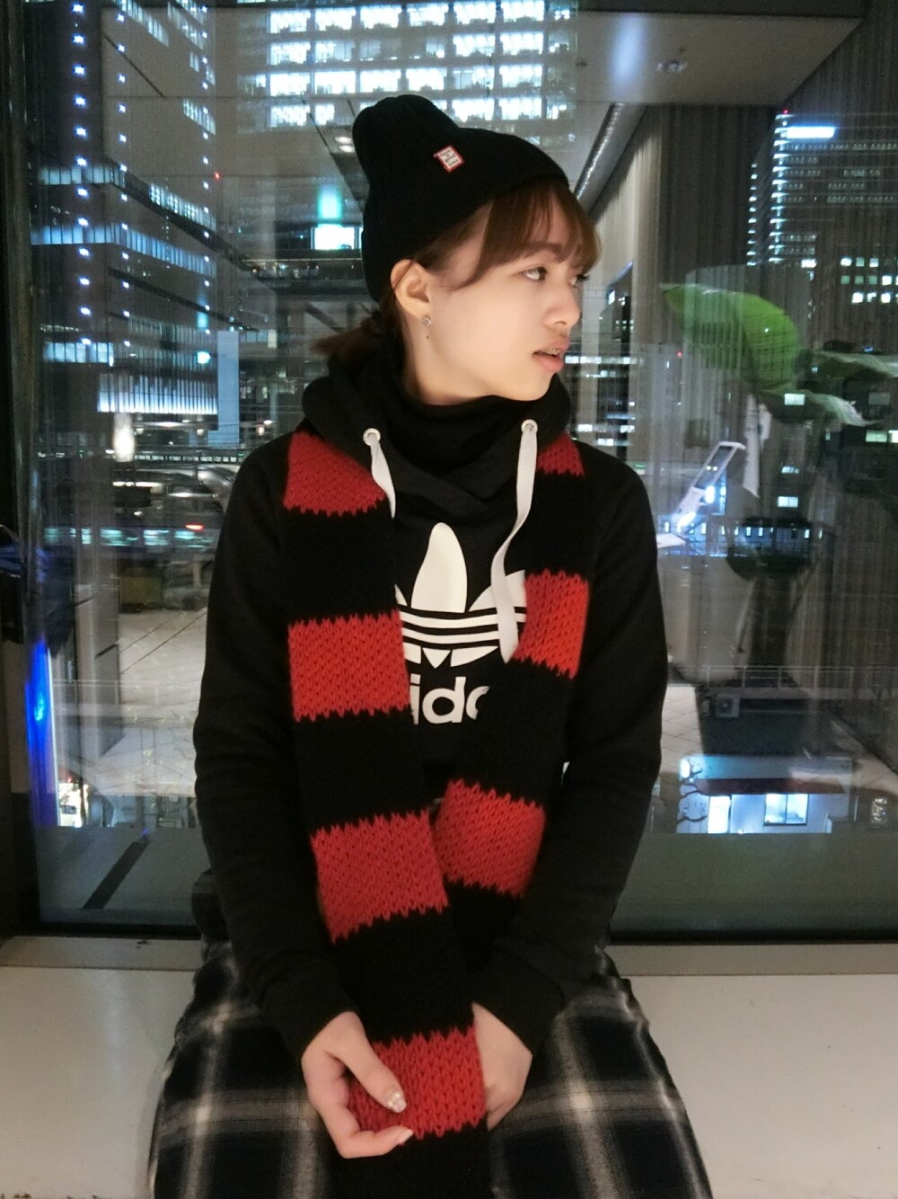 「TOKYO」｜「Have a good timeのアイテム（ニットキャップ/ビーニー、ブラック系）」を使った、Lynn Jhangさん（レディース・158cm）の秋コーディネートの1枚目の写真