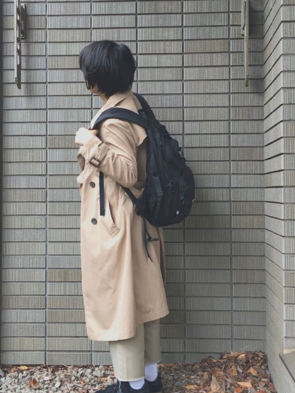 「秋のブラウンスタイル、パンツスタイル、チノパン、エアフォース、ベージュ、黒、だぼ、ショートヘア」｜「karrimorのアイテム（バックパック/リュック、ブラック系）」を使った、もちこさん（レディース・157cm）の秋コーディネートの1枚目の写真