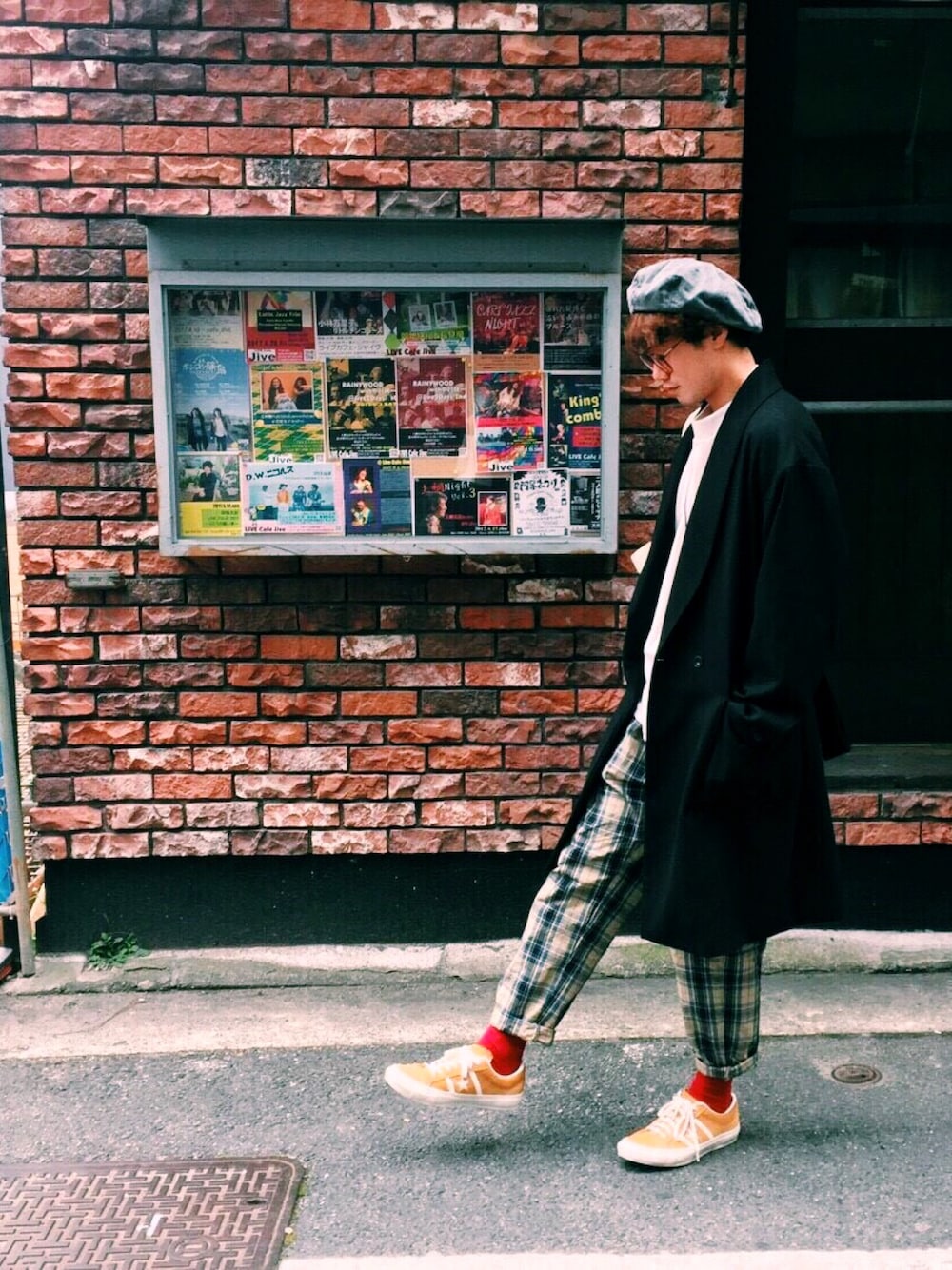 「スニーカー、古着っぽい、おしゃれさんと繋がりたい、靴下は赤」｜「JUNREDのアイテム（ハンチング/ベレー帽、グレー系）」を使った、しんちゃんさん（メンズ・174cm）の春コーディネートの1枚目の写真