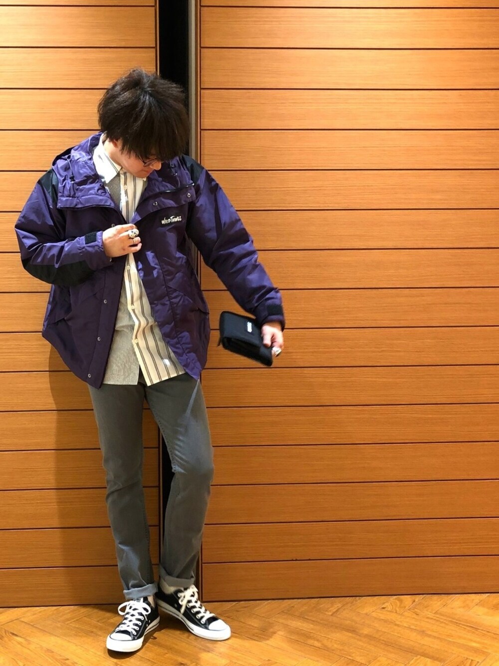 「スニーカー、カジュアル、グレー、converse、WILDTHINGS、メガネ男子、シャツスタイル、MAKAVELIC、はるコーデ、tk.TAKEO KIKUCHI」｜「WILD THINGSのWILD THINGS for tk.TAKEO KIKUCHI ジャケット（ブルゾン、パープル系）」を使った、tk.TAKEO KIKUCHI 国分寺マルイさん（メンズ・175cm）の冬コーディネートの1枚目の写真