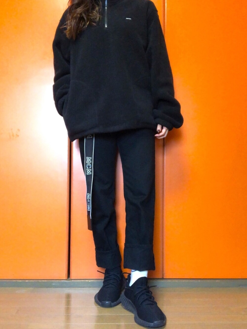 「ストリート、ストリートコーデ、ストリート女子、スニーカーコーデ、ciatre、MCM、オールブラック、supreme、yeezy、adidas」｜「ciatreのアイテム（デニムパンツ、ブラック系）」を使った、®️さん（レディース・157cm）の秋コーディネートの1枚目の写真