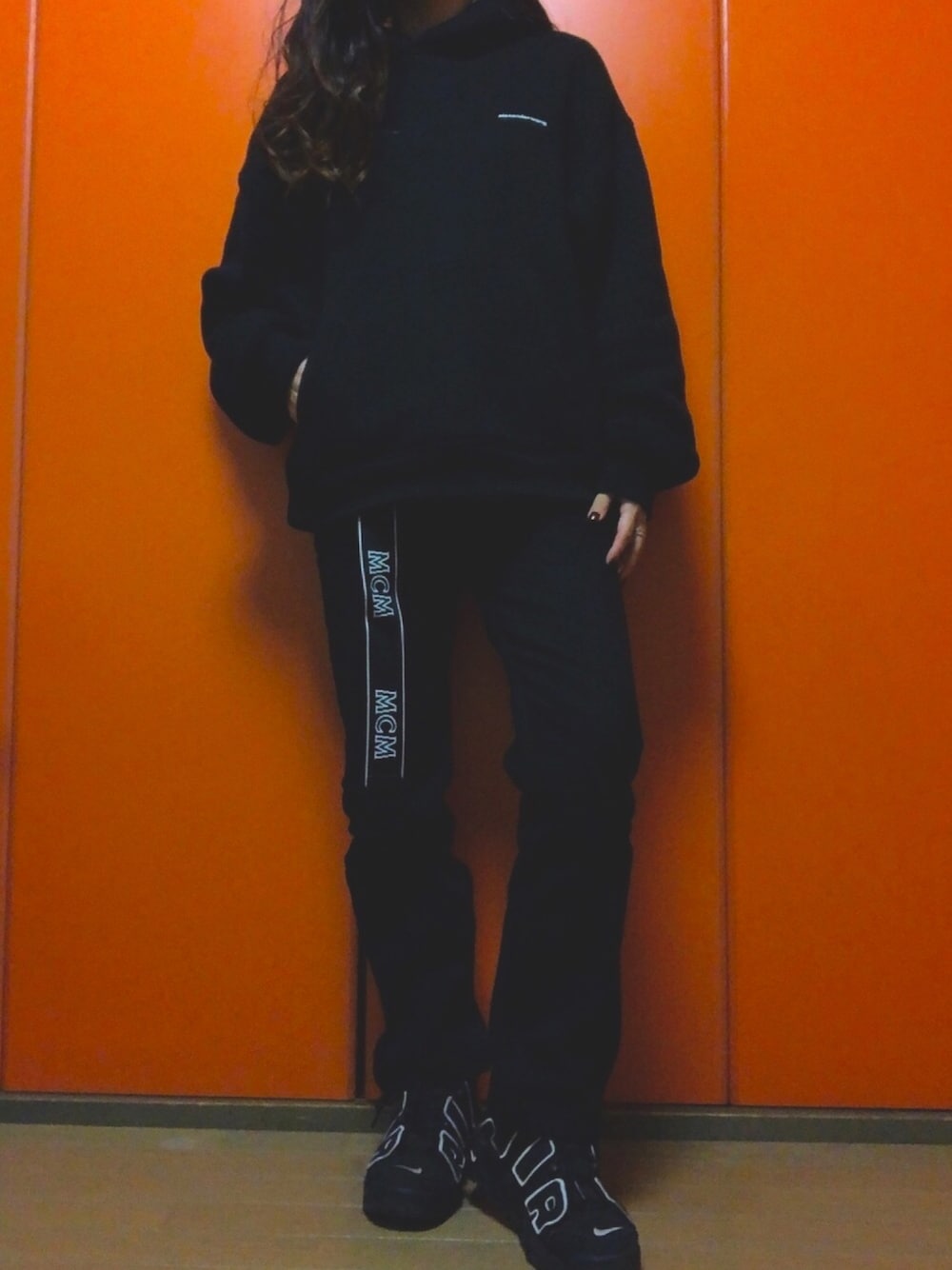 「オールブラック、スニーカー、NIKE、モアテン、ストリート、ciatre、パンツスタイル、Alexander Wang、MCM、パーカー」｜「ciatreのアイテム（デニムパンツ、ブラック系）」を使った、®️さん（レディース・157cm）の冬コーディネートの1枚目の写真