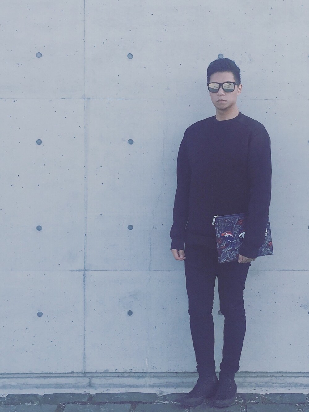 「Taiwan、Pull&Bear、instagram、black、TAIPEI」｜「PULL&BEARのアイテム（Tシャツ/カットソー、ブラック系）」を使った、Austin H.Hさん（メンズ・171cm）の冬コーディネートの1枚目の写真