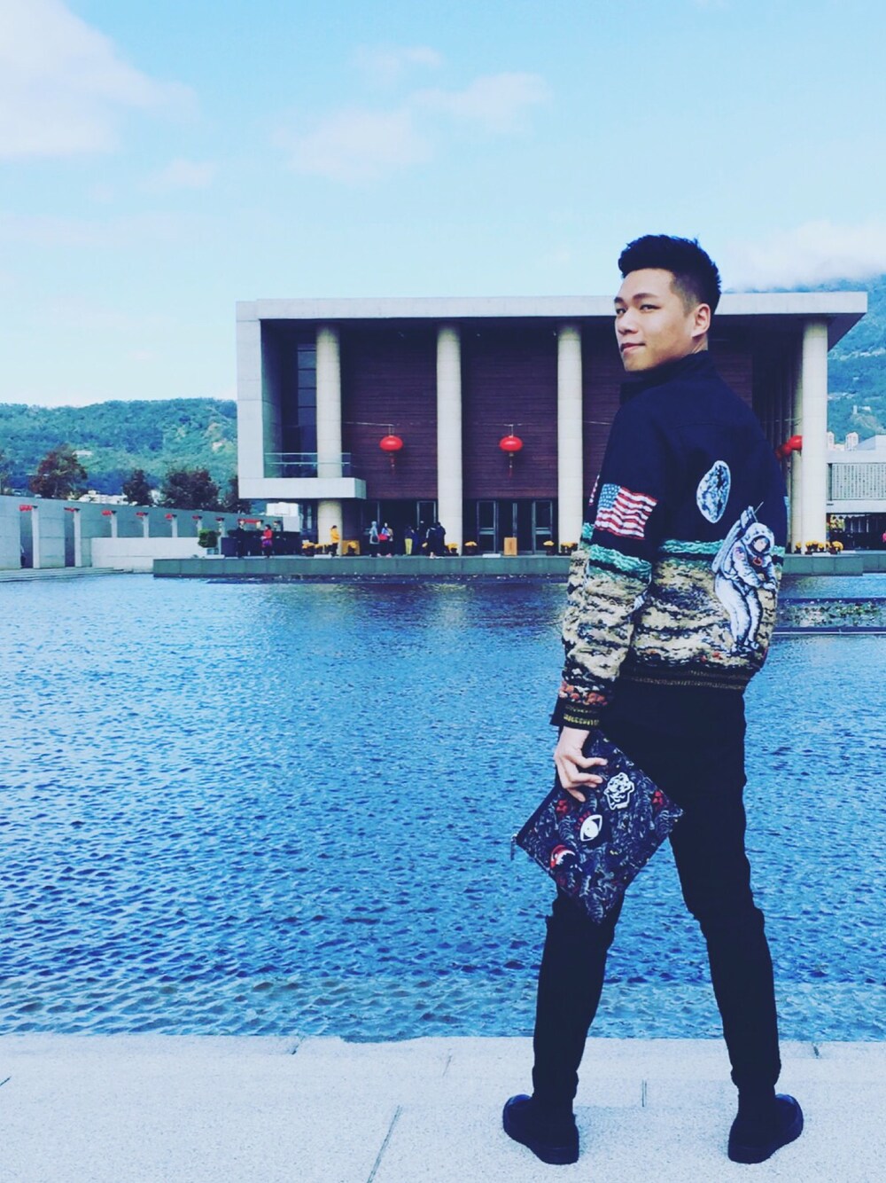 「Taiwan、TAIPEI、instagram、fashion」｜「SAINT LAURENT PARISのアイテム（ジャケット/アウター、ブルー系）」を使った、Austin H.Hさん（メンズ・171cm）の冬コーディネートの1枚目の写真