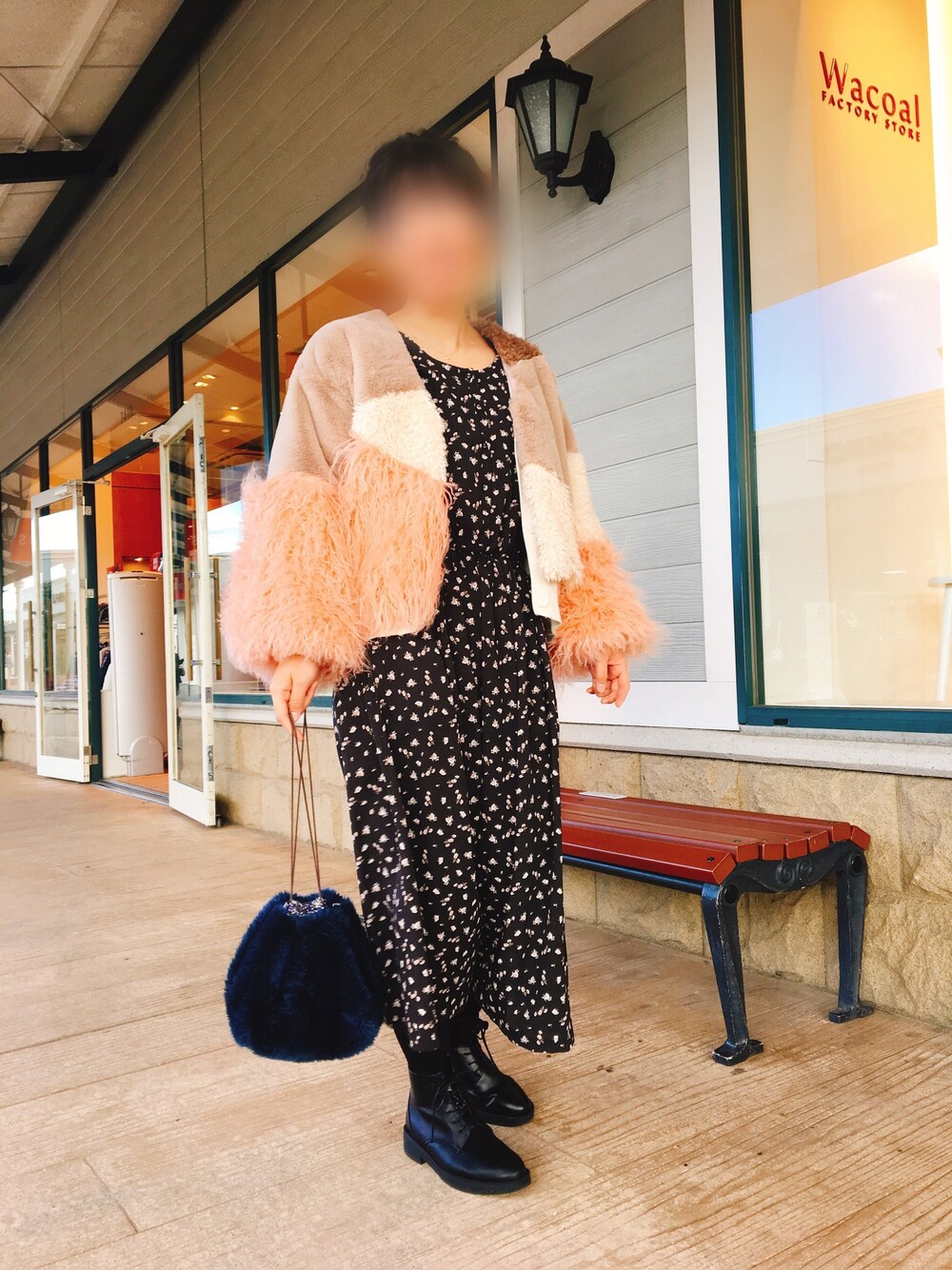 「Green　Parksの・小花柄ギャザー切替ワンピース（ワンピース、ブラック系）」を使った、ririri___:)さん（レディース・160cm）の冬コーディネートの1枚目の写真