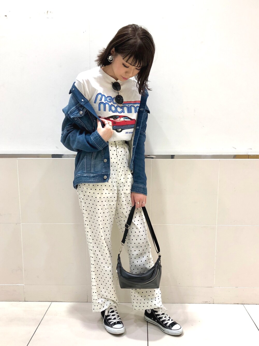 ブルー系のデニムジャケット、ホワイト系のTシャツ/カットソー、ホワイト系のその他パンツを着用したレディースの春コーディネートの1枚目の写真