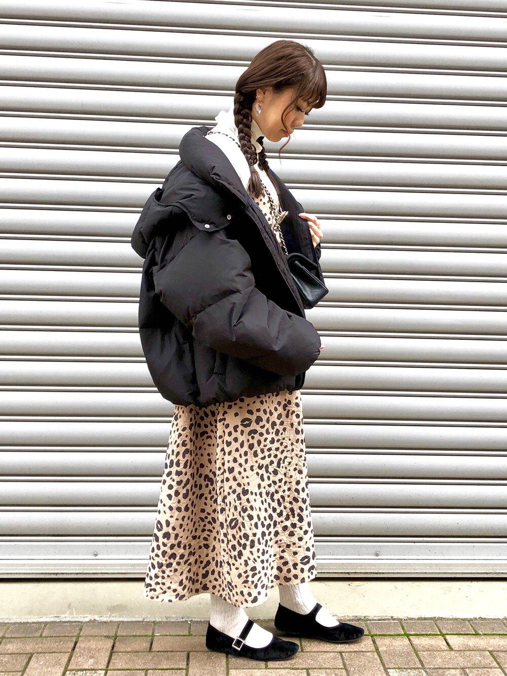 「カジュアルコーデ、ラクチンコーデ、マシュマロダウン、レオパード、ワンピース、タートルネック、ショルダーバッグ、めがね、ベロア、フラットシューズ」｜「Rodeo Crownsのマシュマロ フーディ ブルゾン（ブルゾン、ブラック系）」を使った、*･Risa･*さん（レディース・163cm）の冬コーディネートの1枚目の写真