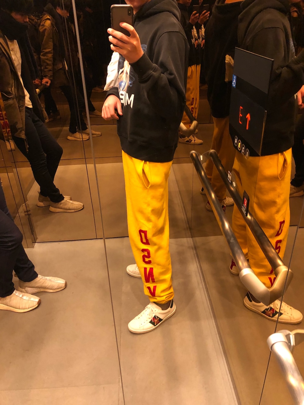 「MISBHVのアイテム（パーカー、ブラック系）」を使った、rockstarさん（メンズ・180cm）の夏コーディネートの1枚目の写真