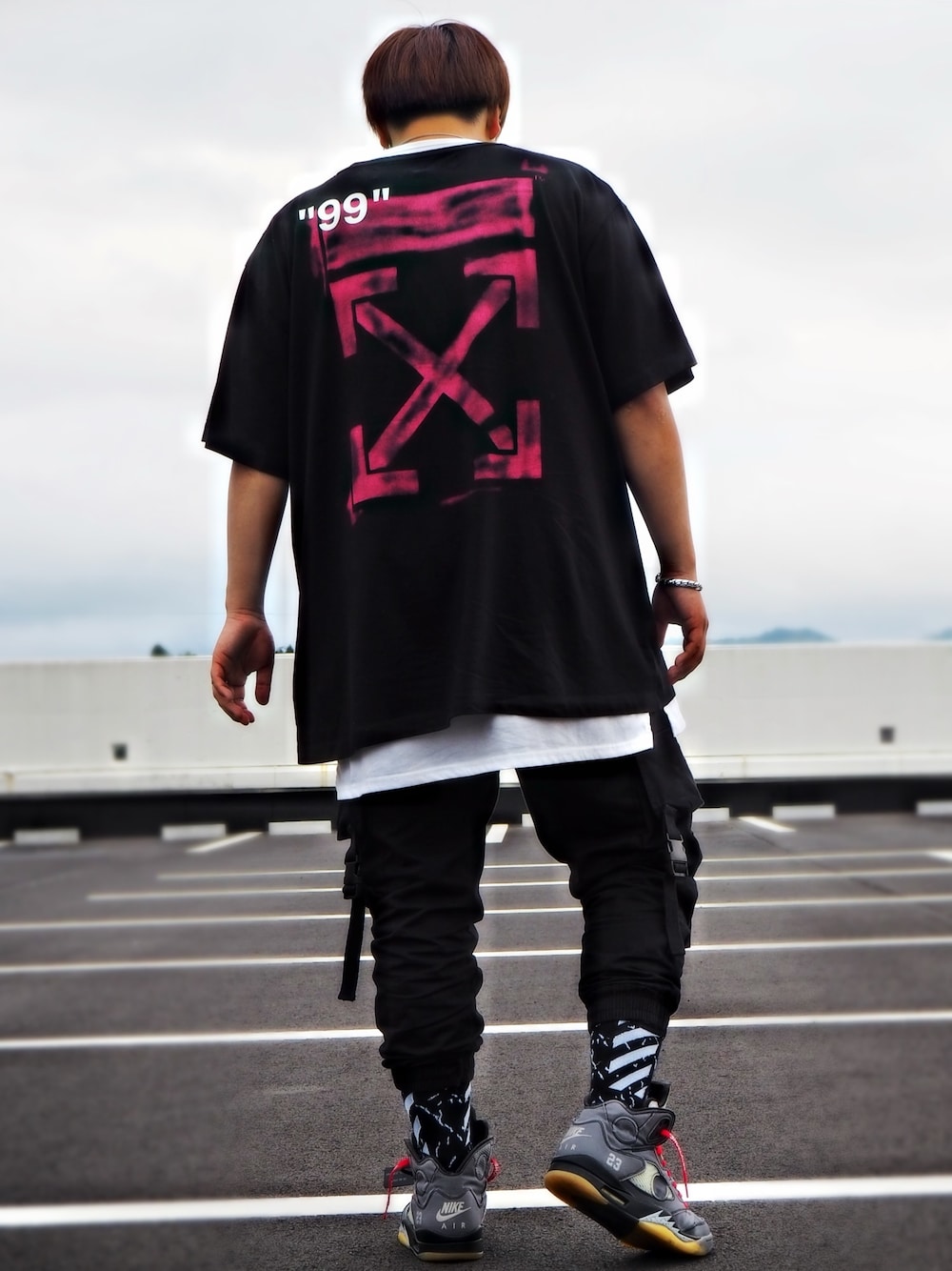 「offwhite、offwhite×nike、#ストリート、お洒落さんとつながりたい、オーバーサイズ、ビックシルエット、aj5、かっこいい」｜「off whiteのアイテム（Tシャツ/カットソー、ブラック系）」を使った、junjun0125さん（メンズ・180cm）の夏コーディネートの1枚目の写真