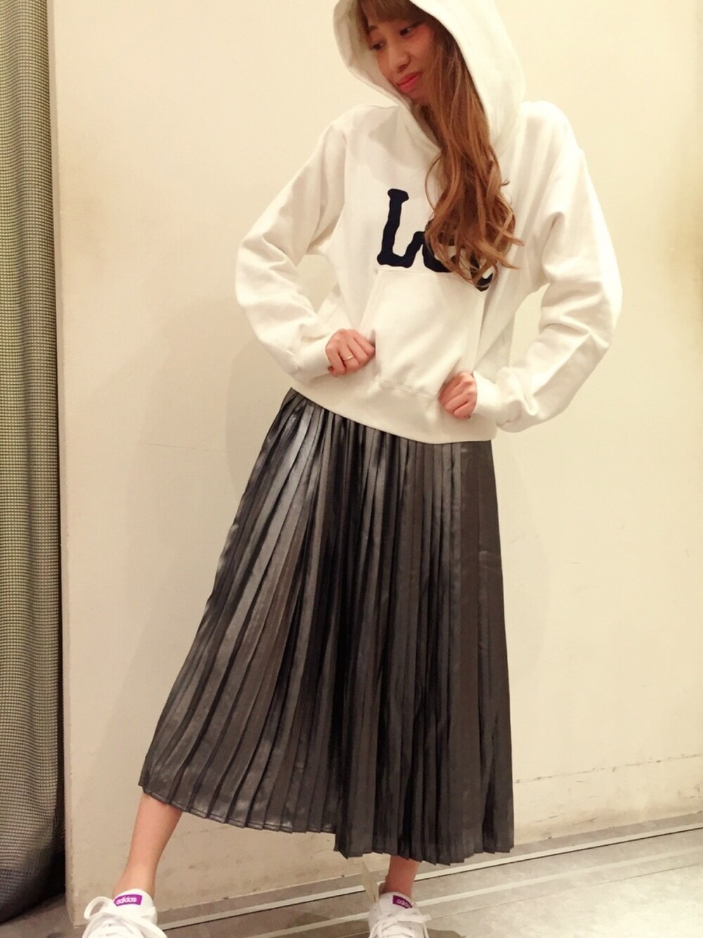 「コラボ、カジュアルコーデ、パーカー、スニーカー、秋のコーデ、プリーツスカート、シルバー」｜「Leeの【別注】LEE×earth LOGO PARKA（パーカー、ホワイト系）」を使った、Reina...iさん（レディース・154cm）の夏コーディネートの1枚目の写真