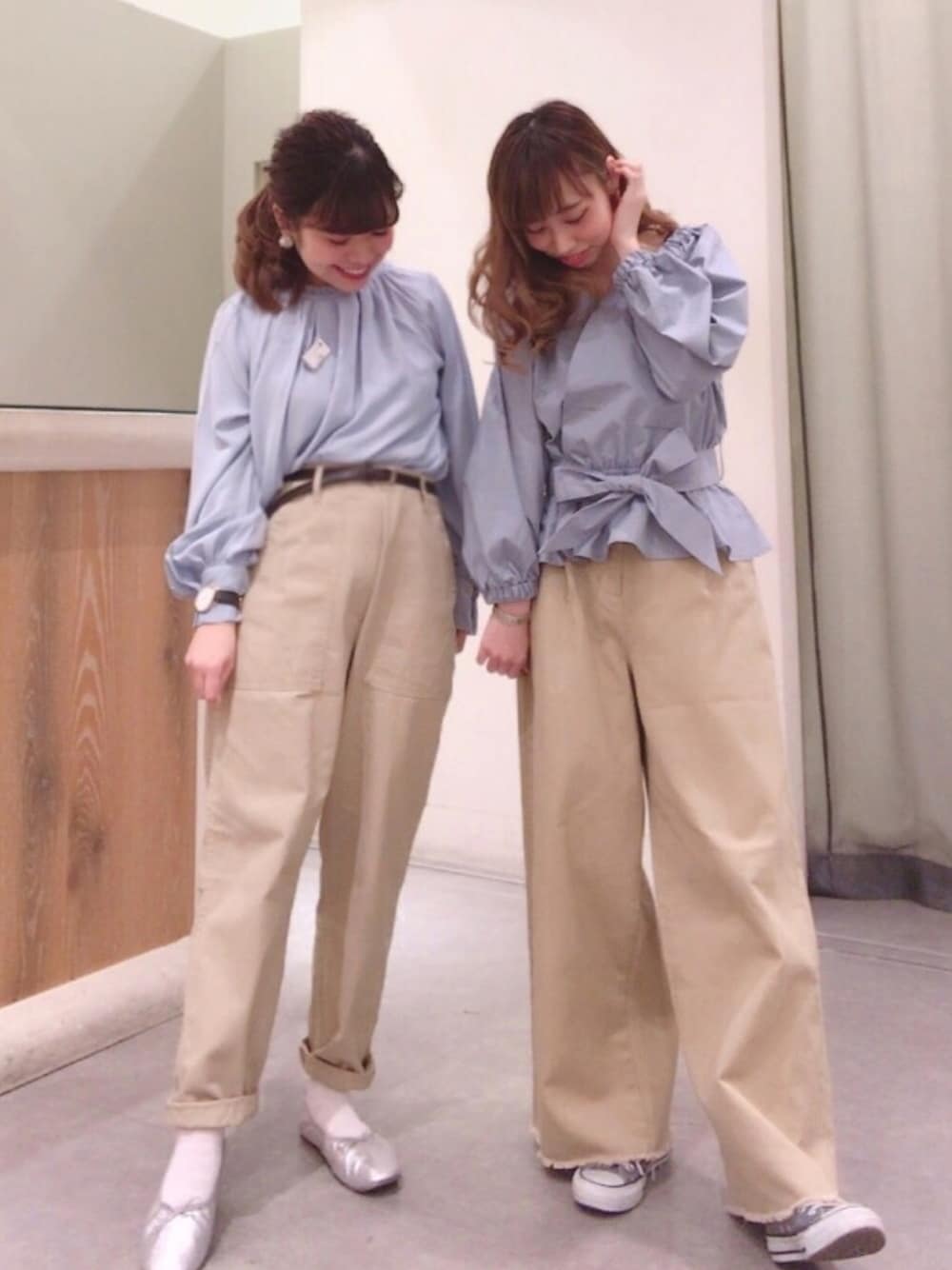 「春コーデ、大人カジュアル、カジュアル、リンクコーデ、ブルー、ブラウス、ベージュ、ワイドパンツ、バレエシューズ、コンバース」｜「earth music&ecologyのとろみスタンドカラーブラウス（シャツ/ブラウス、ブルー系）」を使った、Reina...iさん（レディース・154cm）の冬コーディネートの1枚目の写真