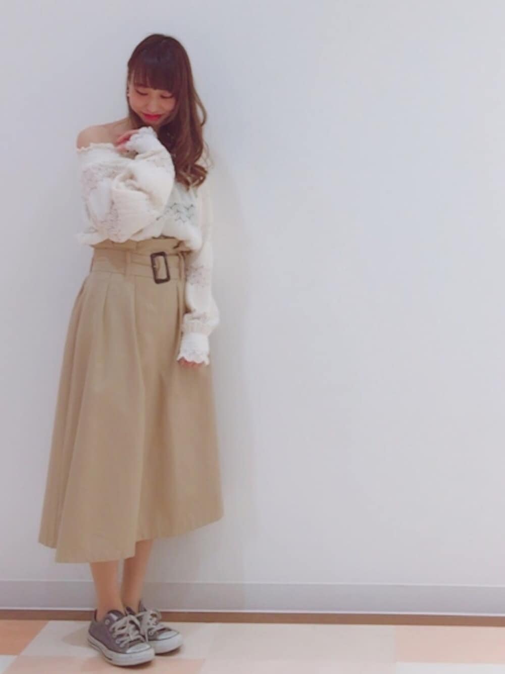 「春コーデ、カジュアル、きれいめカジュアル、シンプル、スニーカー、ハイウエスト、スカート、ベージュ、白、オフショル」｜「earth music&ecologyの・シャーリングオフショルダープルオーバー（Tシャツ/カットソー、ホワイト系）」を使った、Reina...iさん（レディース・154cm）の春コーディネートの1枚目の写真