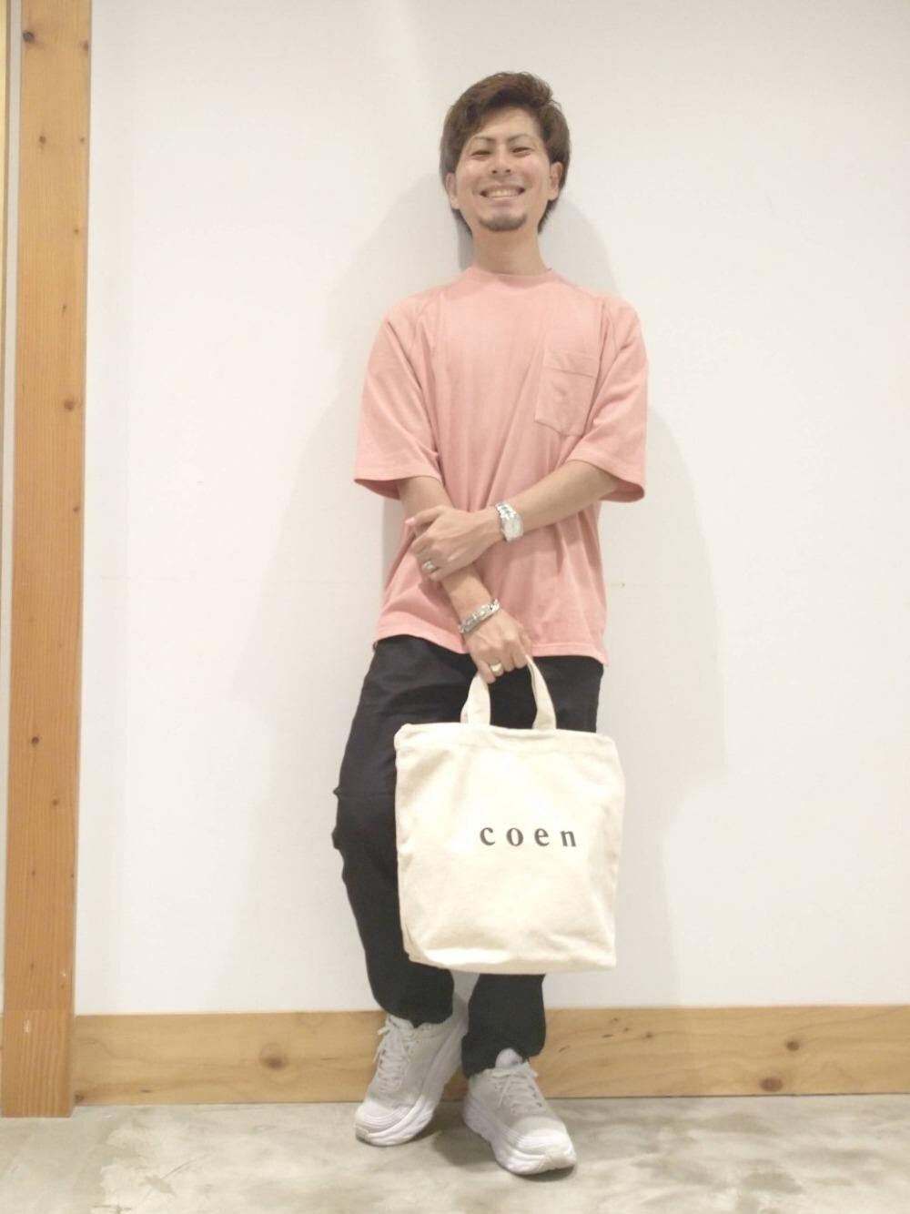 「スニーカーコーデ、スポーツミックス、ポケットT、着回し抜群、ロゴ・コーエンベア、夏Tコーデ、カラバリアイテム」｜「coenの【WEB限定カラー：シルバー】coen2WAYロゴトートバッグ（トートバッグ、ホワイト系）」を使った、coen KA23さん（メンズ・165cm）の夏コーディネートの1枚目の写真