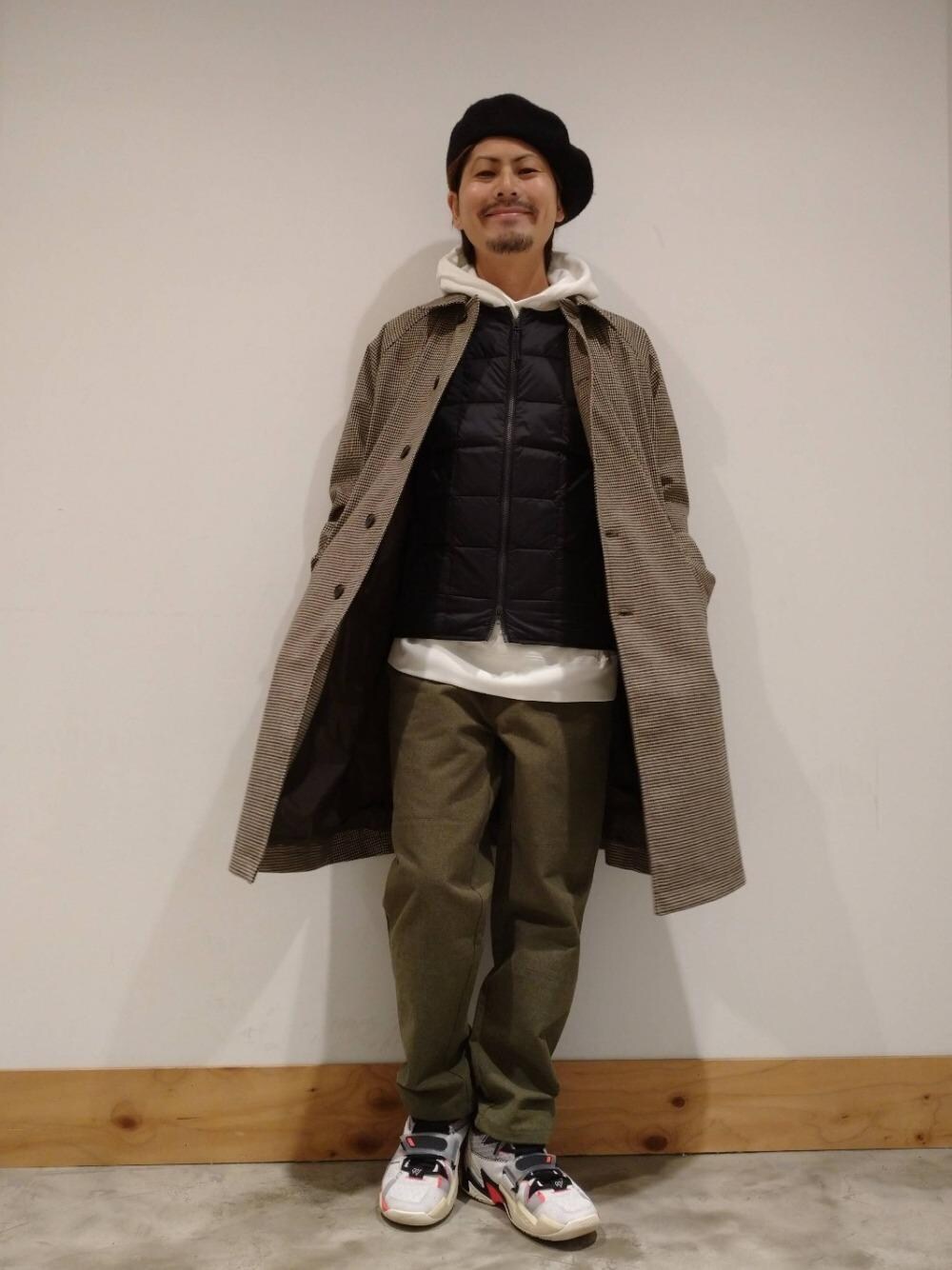 「スニーカーコーデ、きれいめカジュアル、チェックコート、KELTY、カラバリアイテム、ザ・秋カラーコーデ教えます！、この時期快適に過ごせる♪マスト羽織アイテム、差し色がコツ♪上級ワントーンコーデ」｜「coenの【女性にもオススメ】USAコットンスウェットパーカー(一部WEB限定カラー)#（パーカー、ホワイト系）」を使った、coen KA23さん（メンズ・165cm）の秋コーディネートの1枚目の写真