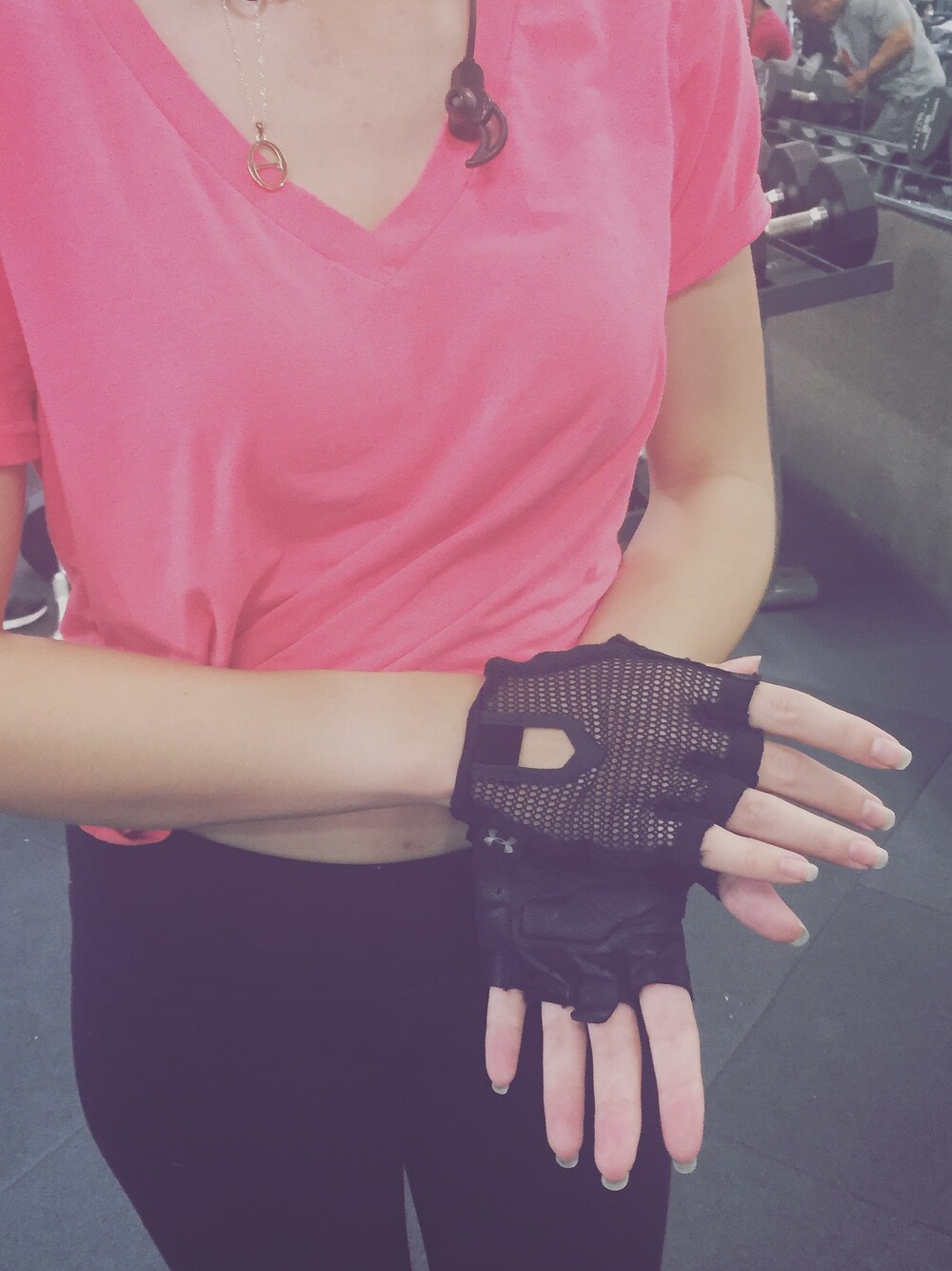 「athletic、gloves、leggings、fitness」｜「UNDER ARMOURのアイテム（手袋、ブラック系）」を使った、Jessica Ruvioさん（レディース・160cm）の夏コーディネートの1枚目の写真