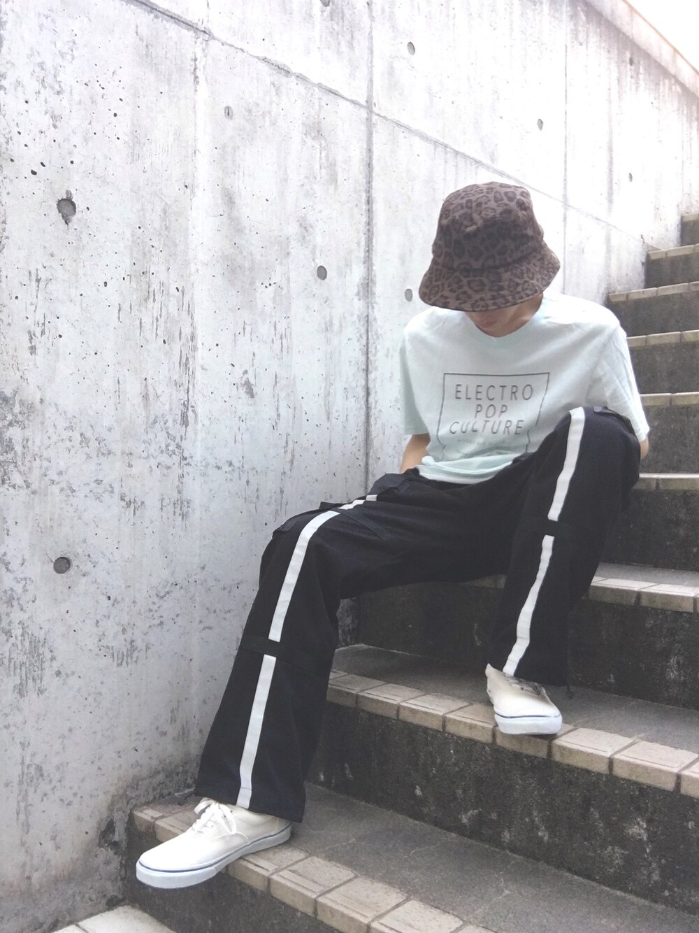 「夏コーデ、ストリート、オトナカジュアル、スニーカー、リラックススタイル、カーゴパンツ、大学生、おしゃれさんと繋がりたい、いいね、save、フォローお願いします🤑、バケットハット」｜「G.O.Cのレオパードバケットハット（ハット、ブラウン系）」を使った、れんさん（メンズ・171cm）の春コーディネートの1枚目の写真